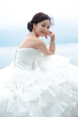 张凯洁/张允霏《日月潭+紙教堂(婚紗)》