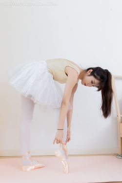 物恋传媒 No.2307 泡泡 – 芭蕾鞋、厚白丝、芭蕾动作、皮筋绑脚剧情