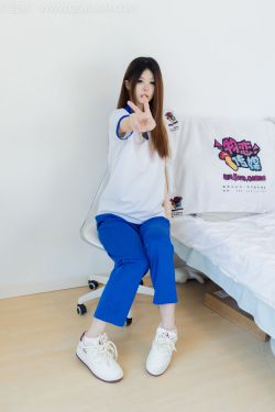 物恋传媒 No.2301 曲奇 – 板鞋、白短棉袜、裸足、校服