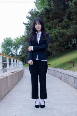 物恋传媒 No.2238 小酒 -高跟鞋、短白丝、ol制服户外