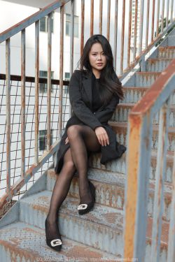 IESS异思趣向 – 模特： 兔兔 《黑丝女人》