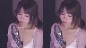 左颜玉很下饭_双马尾白色上衣