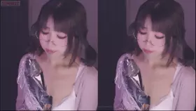 左颜玉很下饭_左颜玉很下饭_双马尾白色上衣