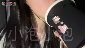小泡小泡_舔耳_6064544030119695952
