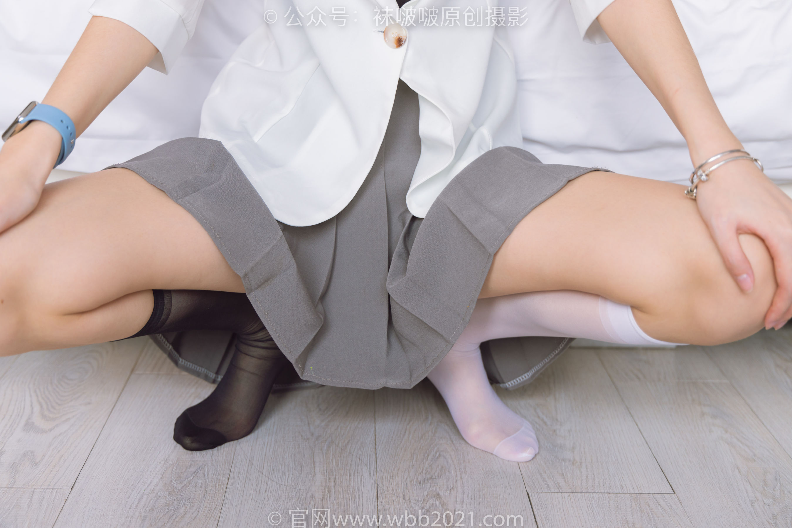 BoBoSocks袜啵啵 No.253 小甜豆 -两双高跟鞋、一只脚小腿白丝、一只脚小腿黑丝_第5张