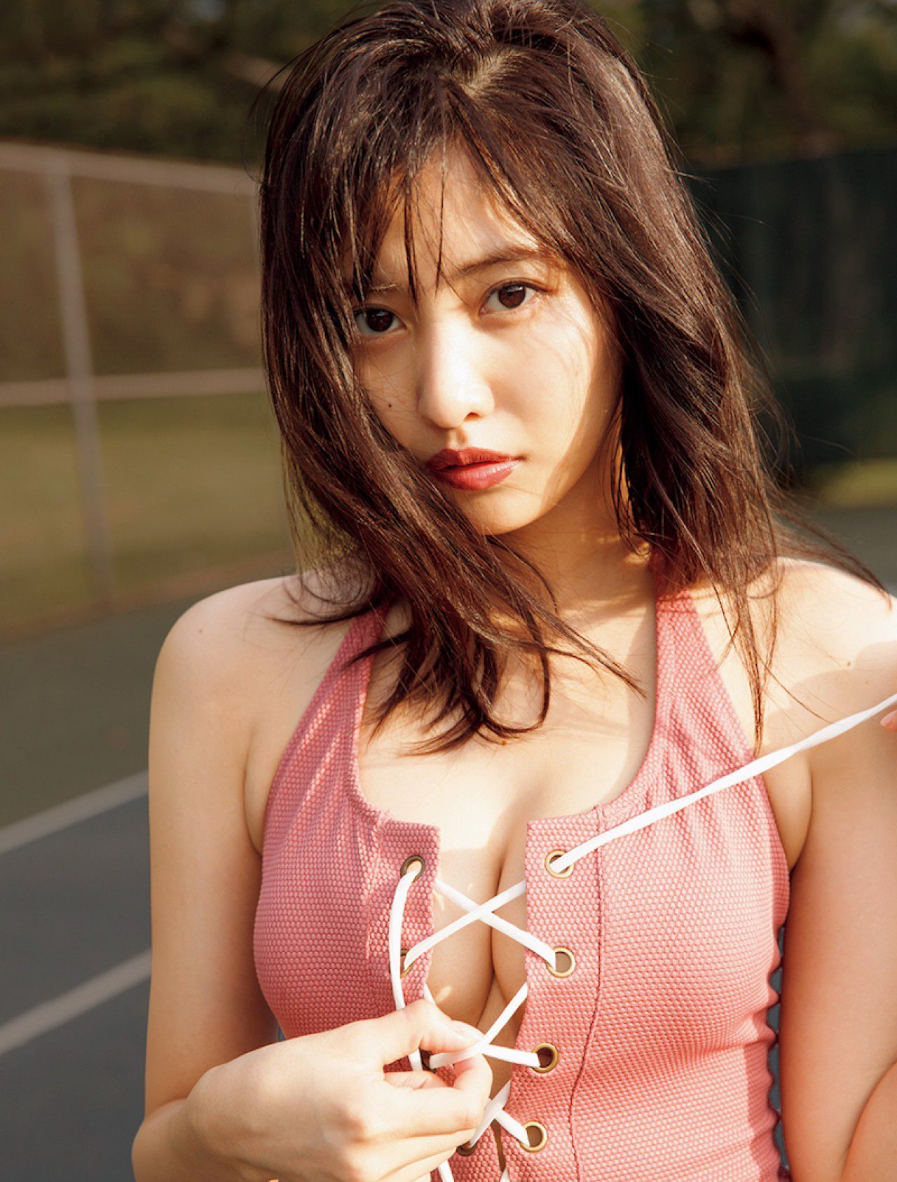 [FRIDAY] 2018.06.01 佐野ひなこ 話題の写真集から「神ハ?スト」を先行公開！_第1张