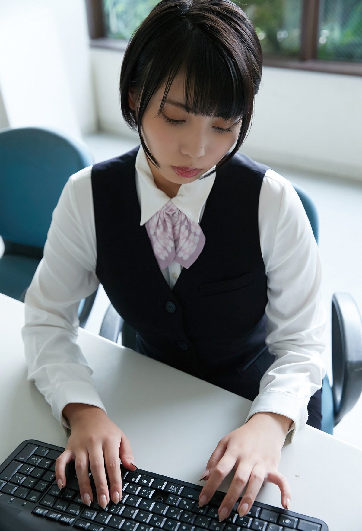 [photobook] Kaoru Yasui 安位薫 - A new employee Yasui-san 新入社員の安位さん_第2张