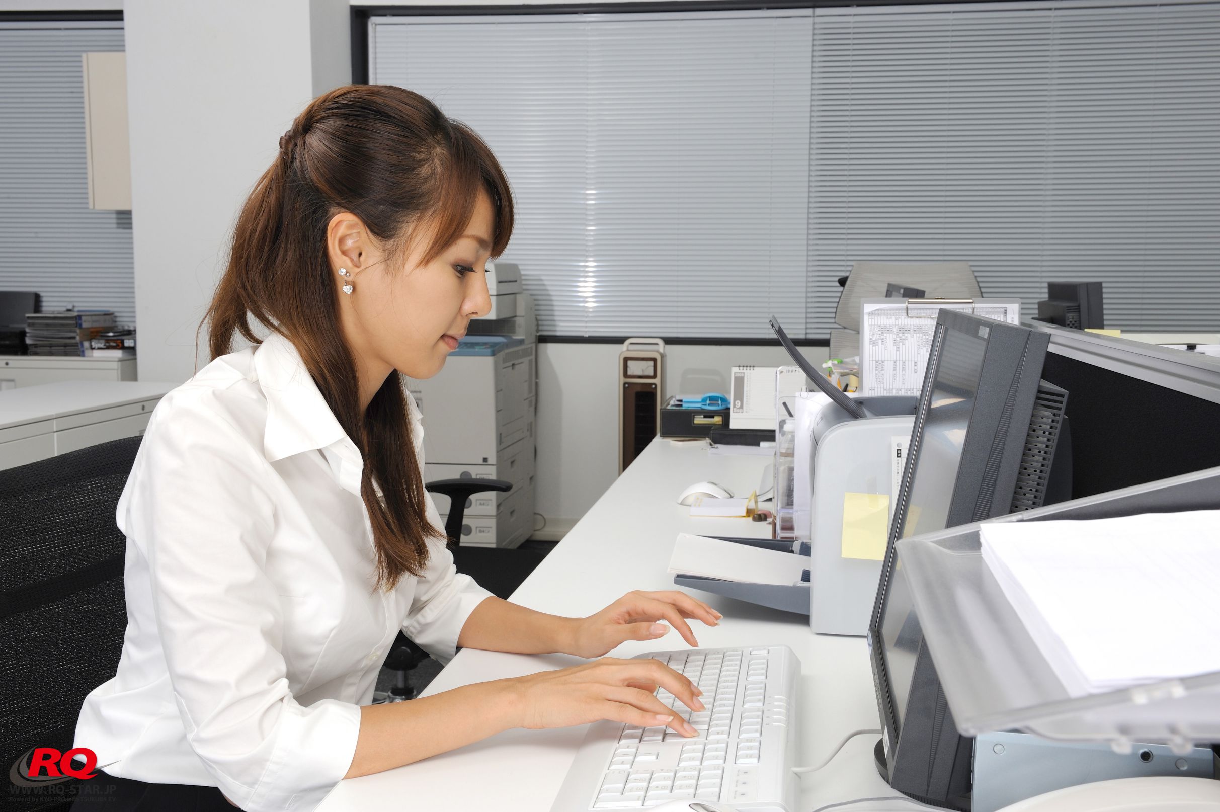 [RQ-STAR] NO.00062 Tomoe Nakagawa 中川知映 Office Lady 写真集_第1张