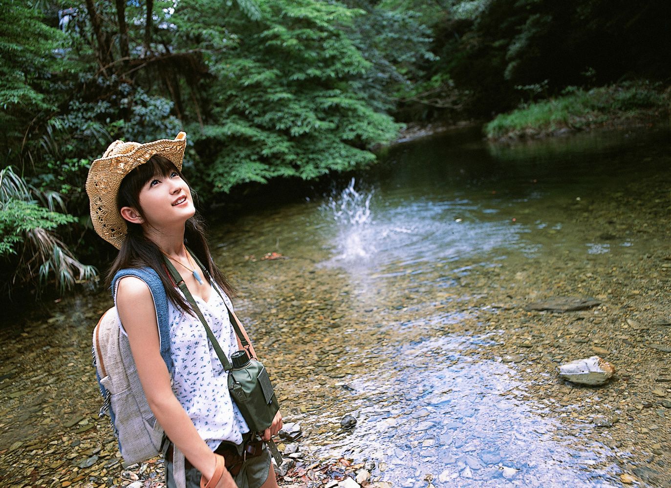 小松彩夏《おソトで大冒険》 [YS Web] Vol.146_第5张