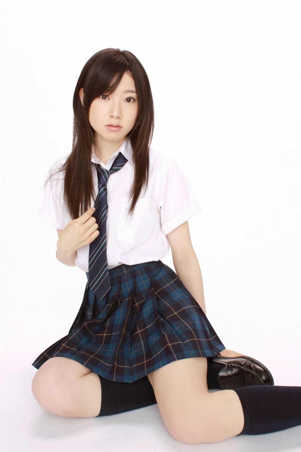 Mika Narumi 成実美香《黑髮おねえサマー入學!》 [YS Web] Vol.512_第3张