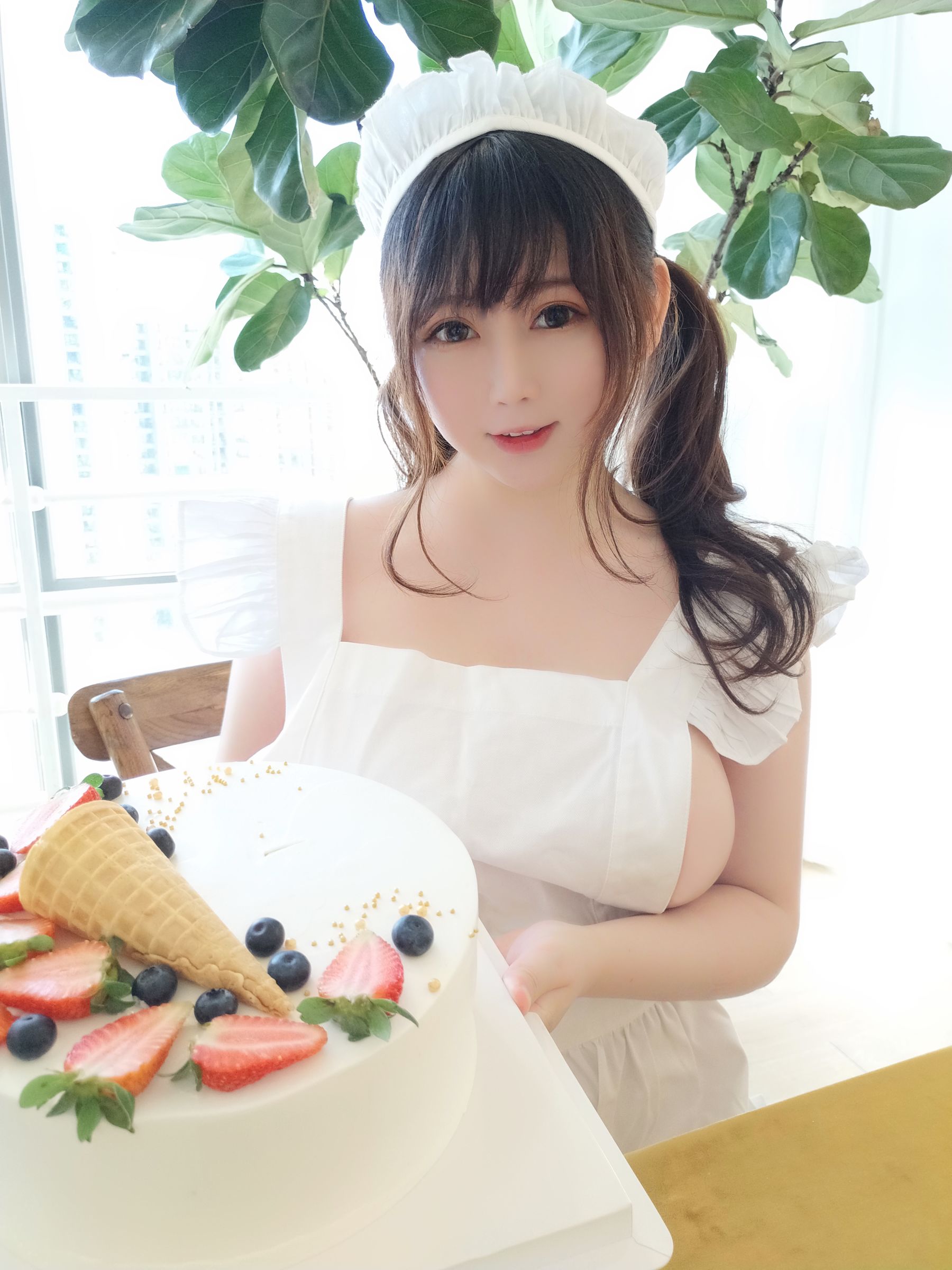 [Cosplay写真] 蜜桃少女是依酱呀 – 小厨娘 [40P]