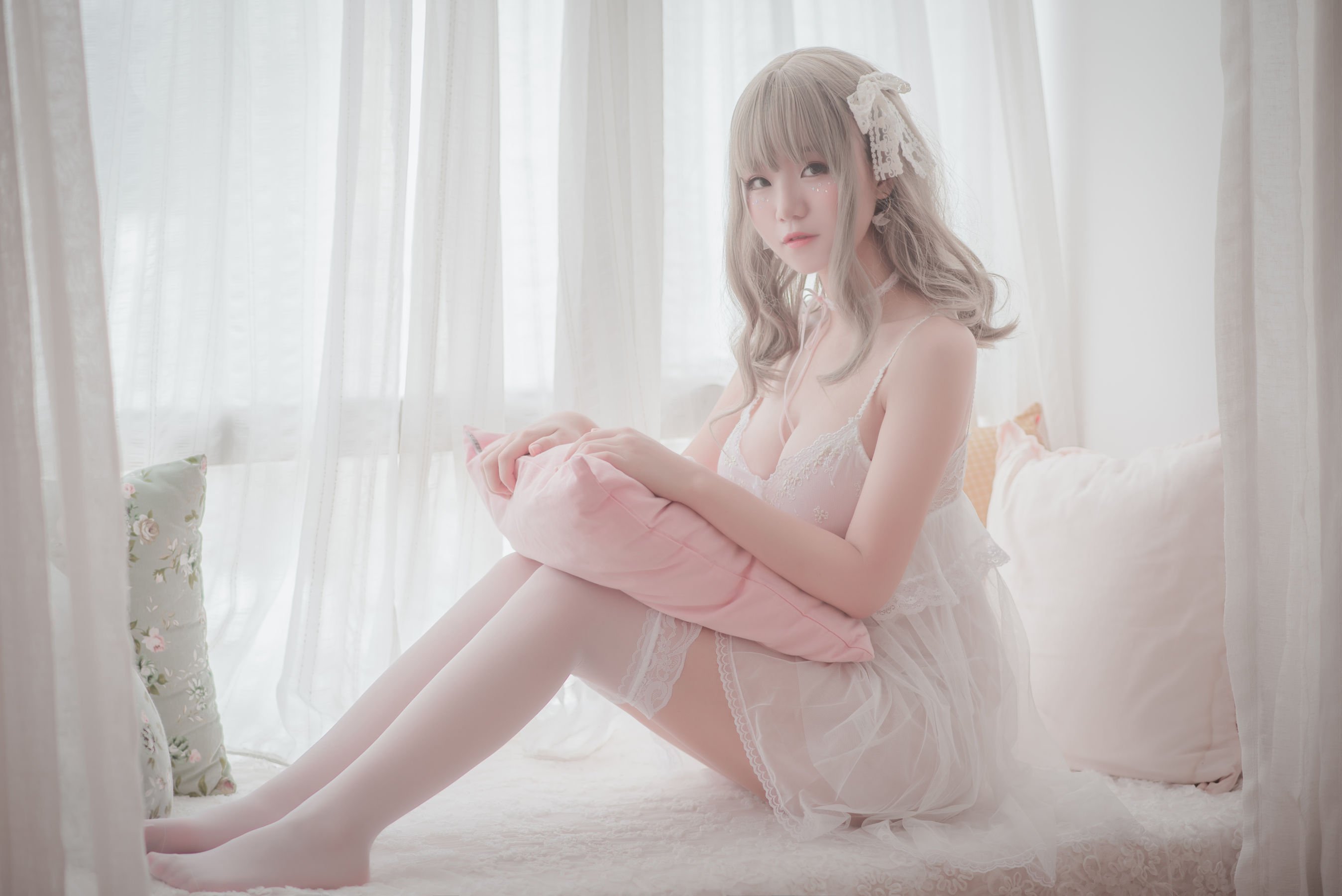 [萝莉COS] Yoko宅夏《白色丝质连衣裙》 [26P]