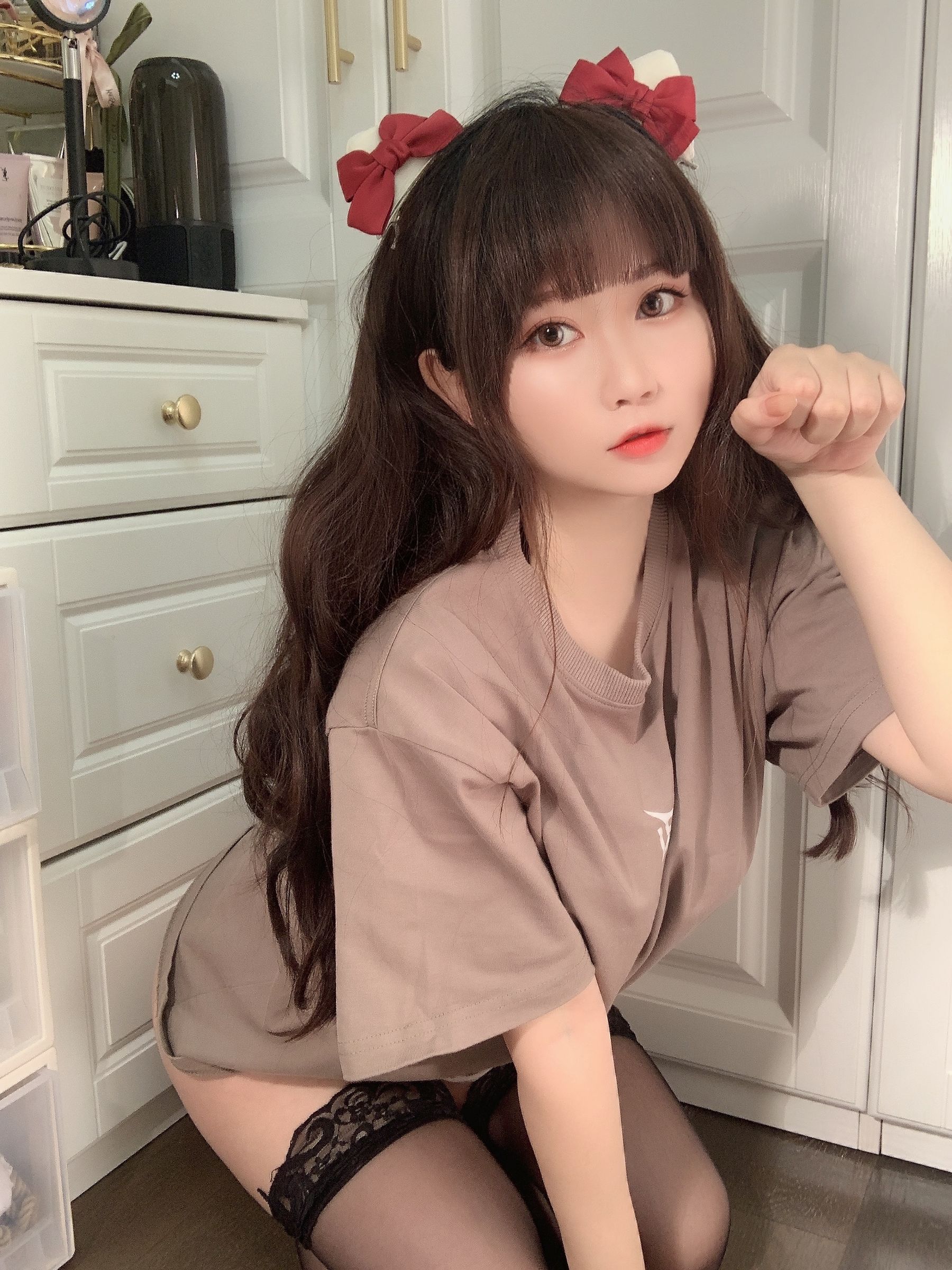 蜜桃少女是依酱呀 – T恤底下 [31P]