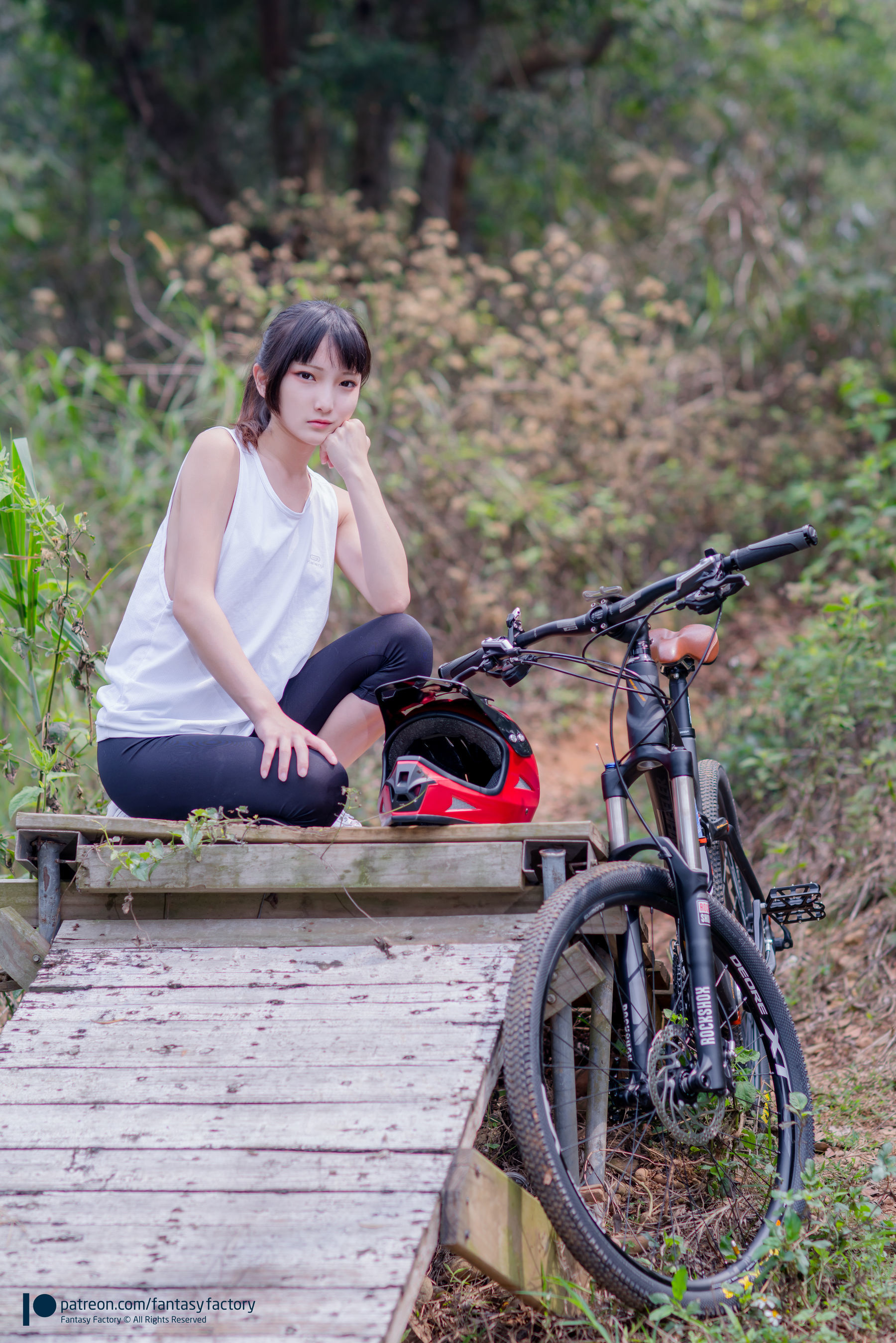 [Fantasy Factory] 小丁Cosplay – 单车少女 黑胶 情趣网衫 [110P]