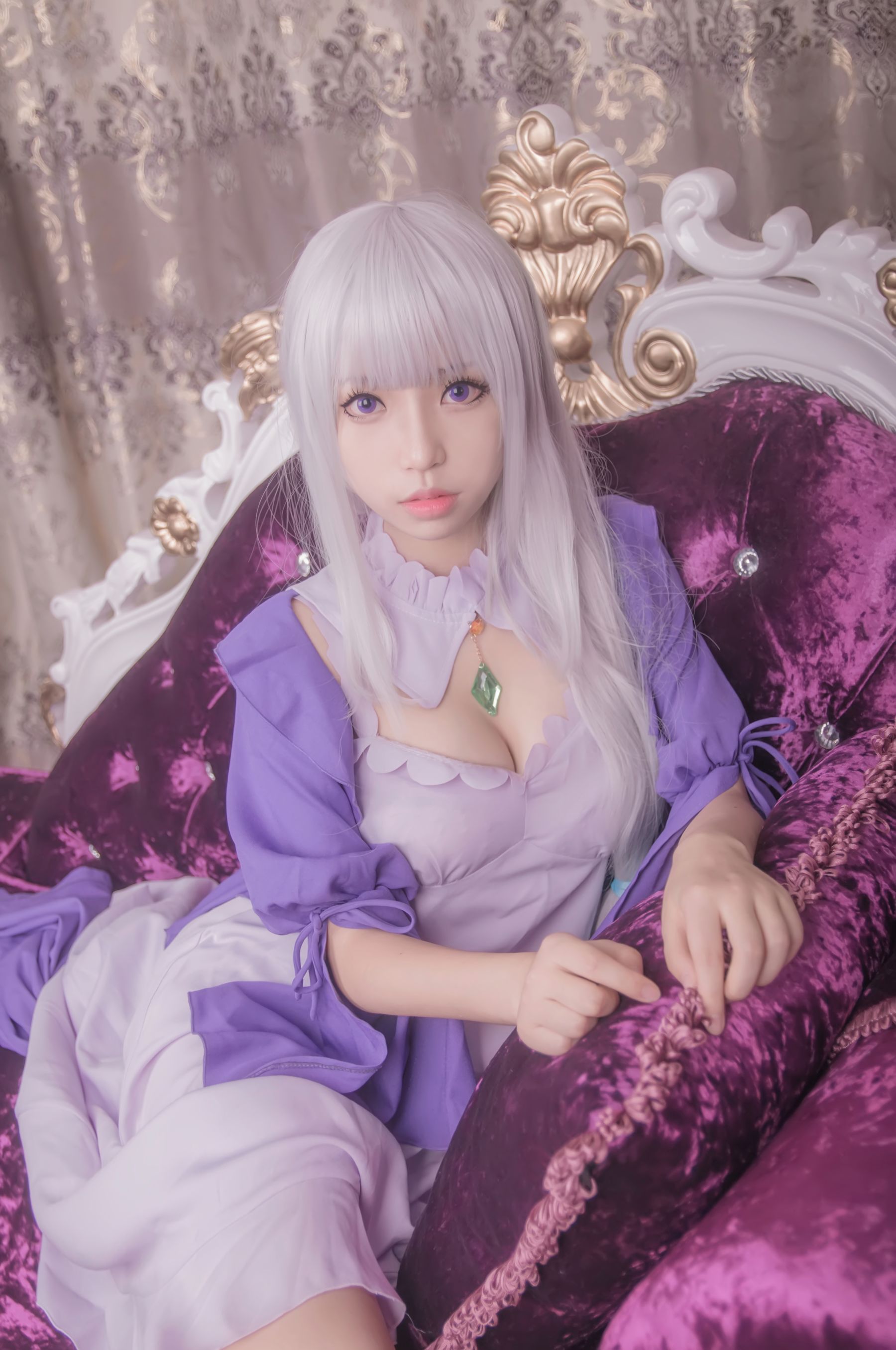 [Cosplay写真] 萌妹白易子教主 – RE从零开始的异世界生活 艾米莉娅 [10P]