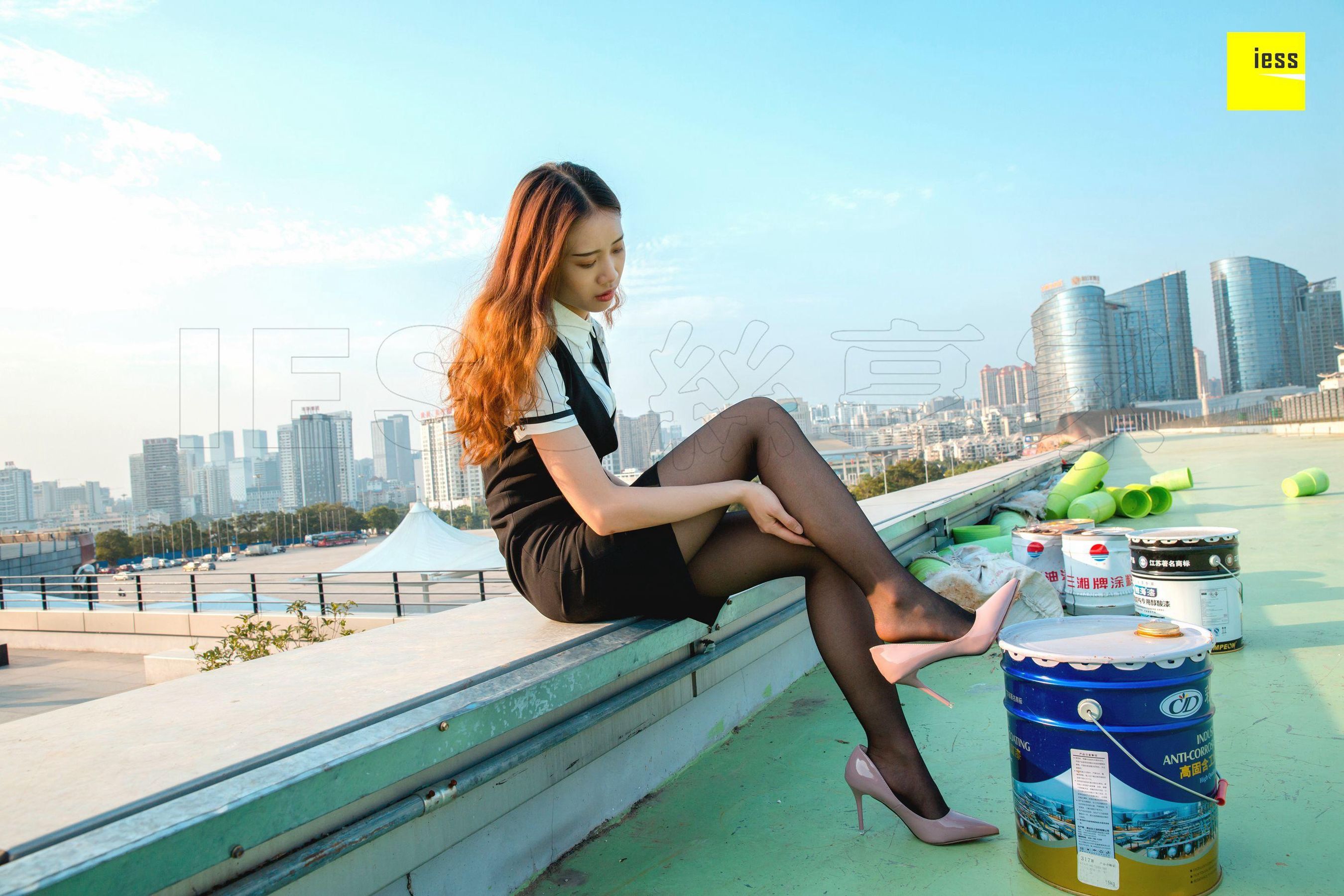 暖暖《快看！楼顶上有个黑丝女》 [异思趣向IESS] 丝享家237_第1张