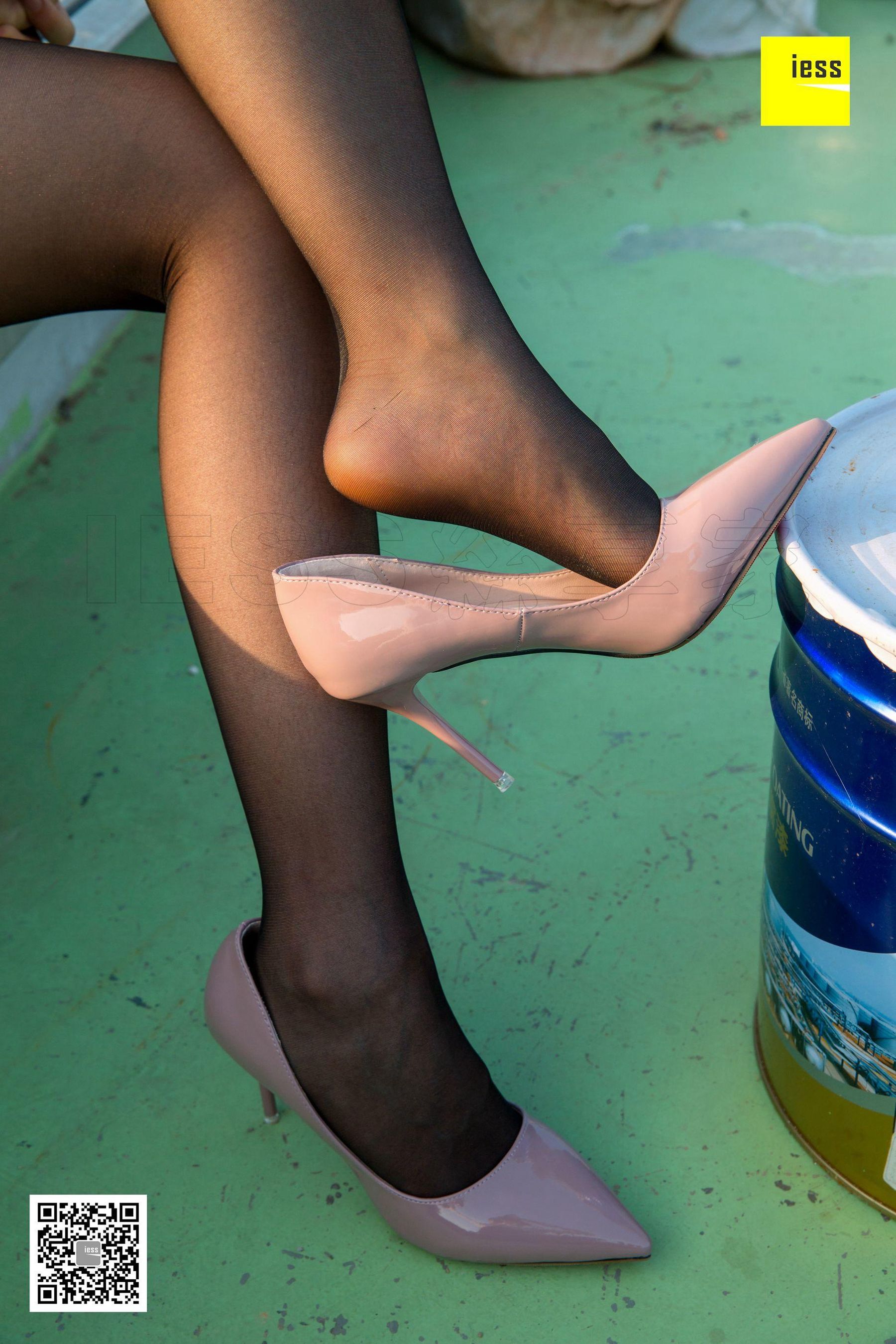 暖暖《快看！楼顶上有个黑丝女》 [异思趣向IESS] 丝享家237_第3张