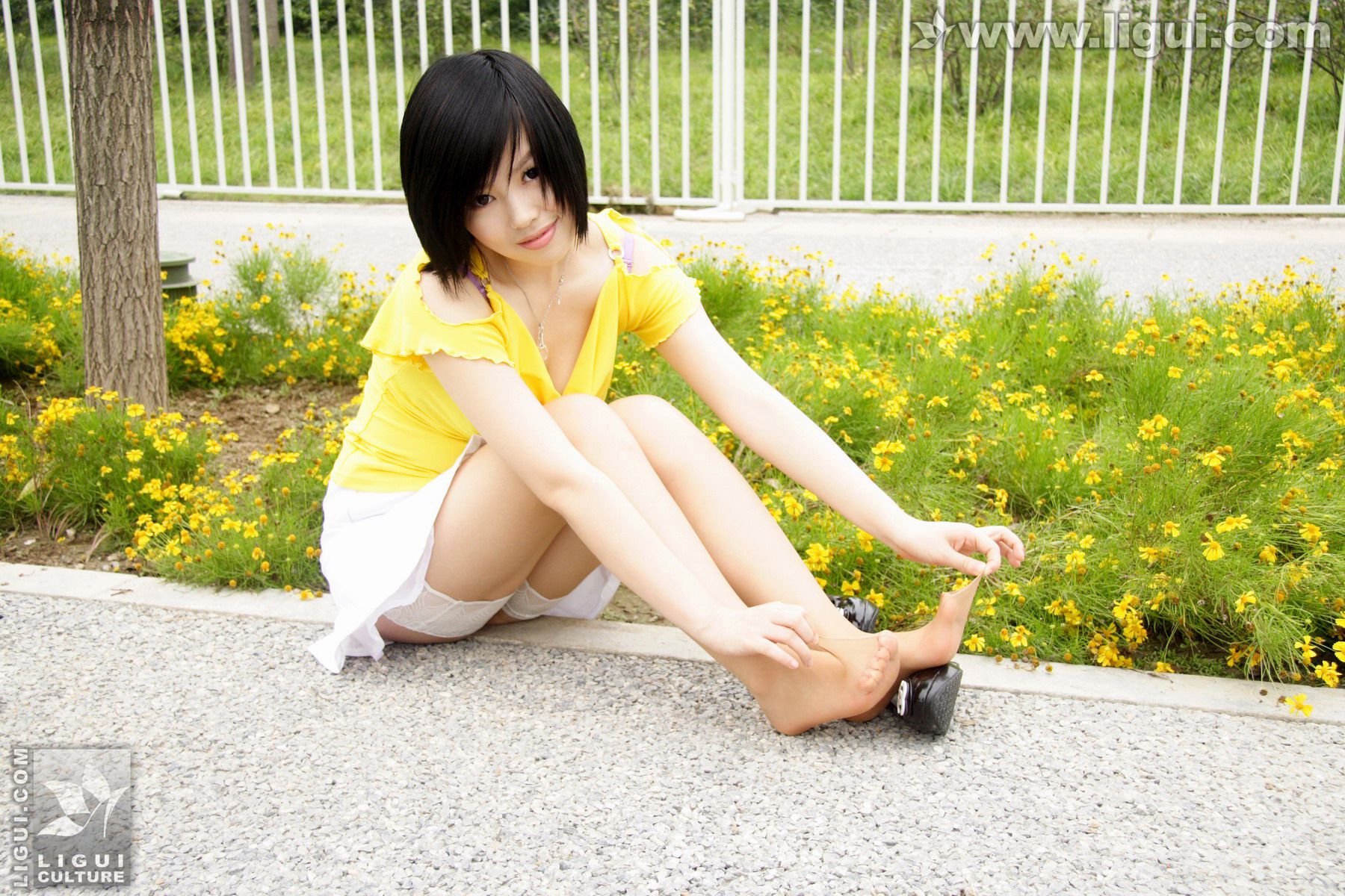 Model 幕子《草地上展现多姿美腿》 [丽柜LiGui] 丝足写真图片_第1张