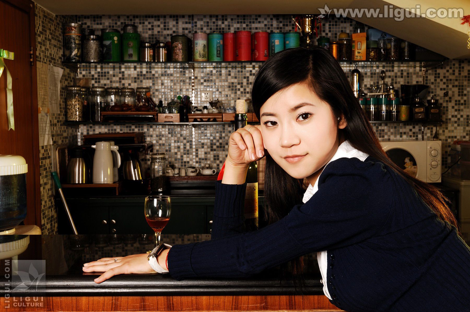 Model 卡鲁鲁《卖酒小姐吧台向客人献媚》 [丽柜LiGui] 美腿玉足写真图片_第1张