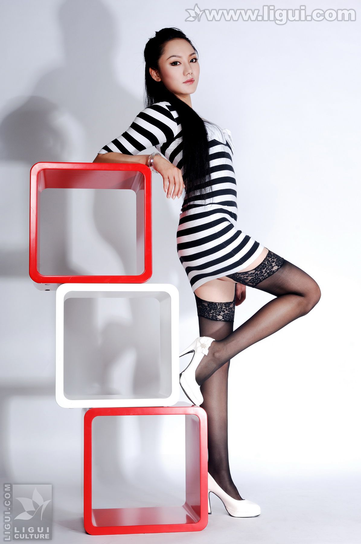 Model 杨紫《简单家居装饰中的丝袜魅力》 [丽柜LiGui] 美腿玉足写真图片_第1张