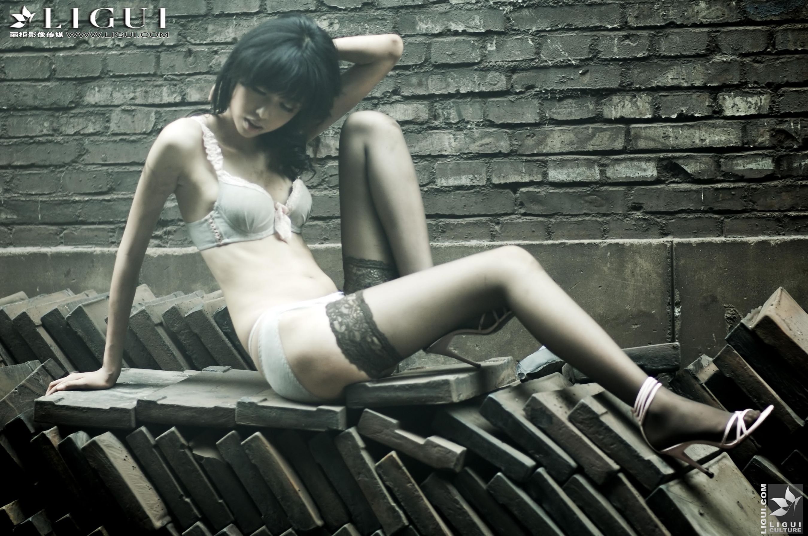 Model 孟露《黑丝高跟外拍》 [丽柜LiGui] 美腿玉足写真图片_第2张