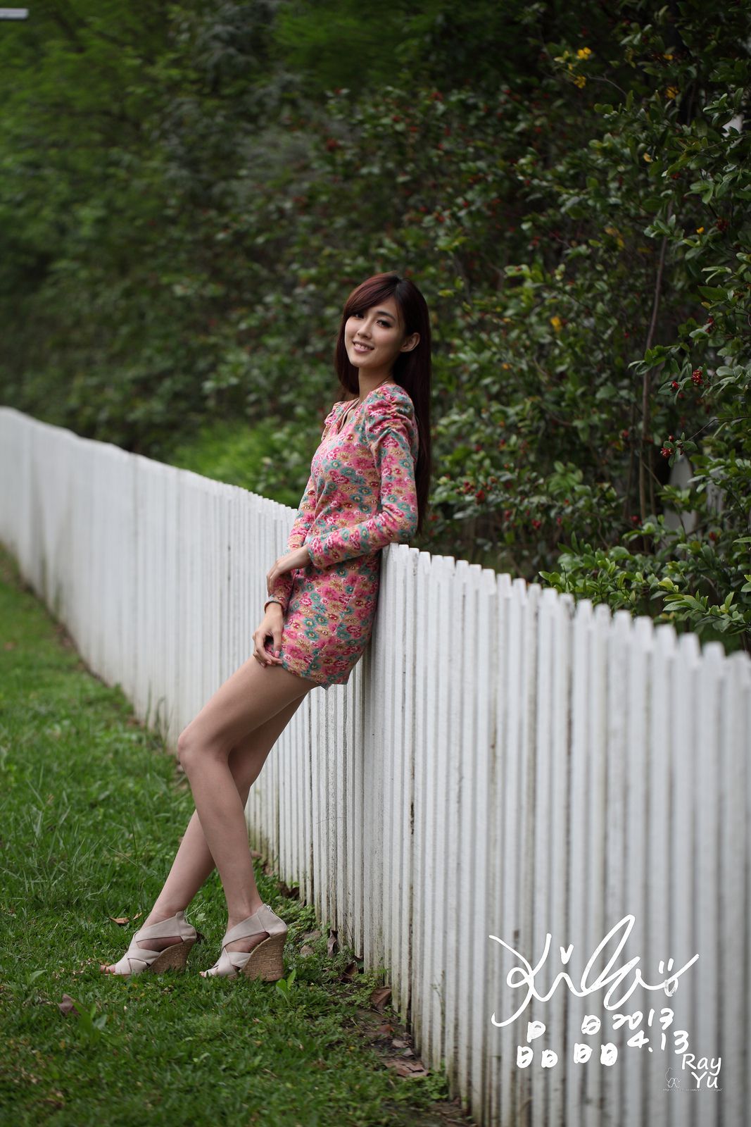 台湾美女廖挺伶/Kila晶晶《花色超短裙街拍》_第5张