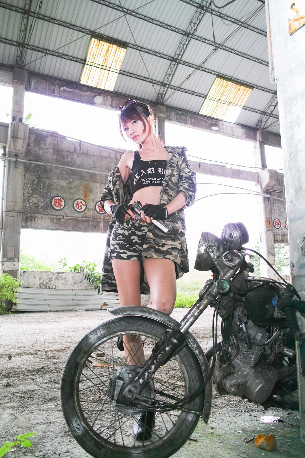 台湾美女蔡译心Candice《南港廢墟外拍》_第2张