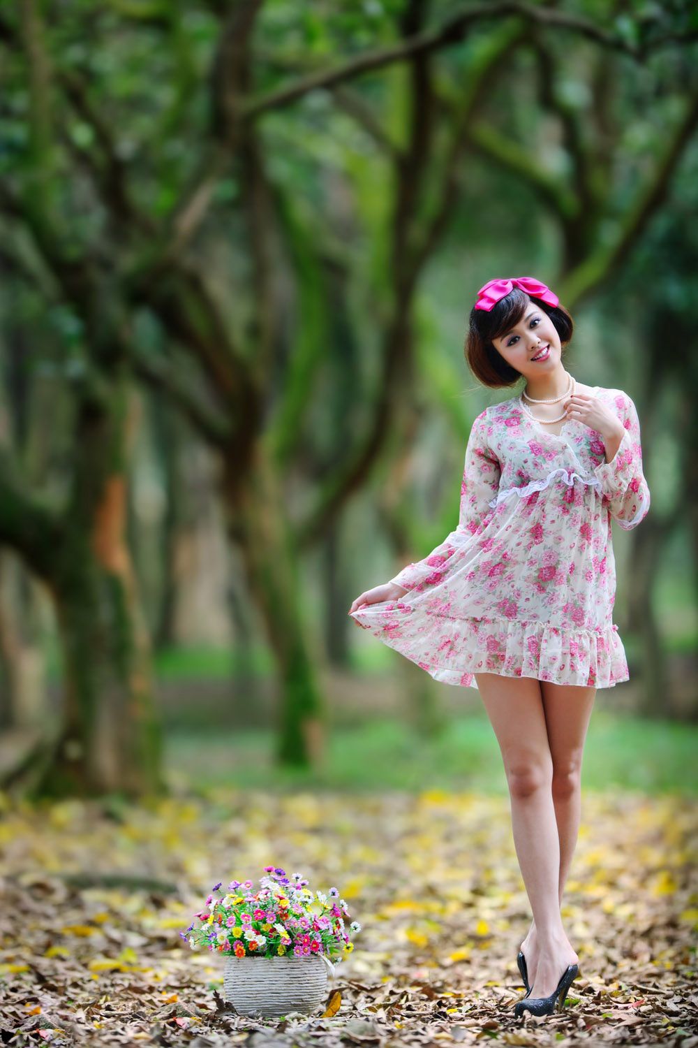 台湾妹子尹芝《唯美花色连衣裙外拍》_第1张