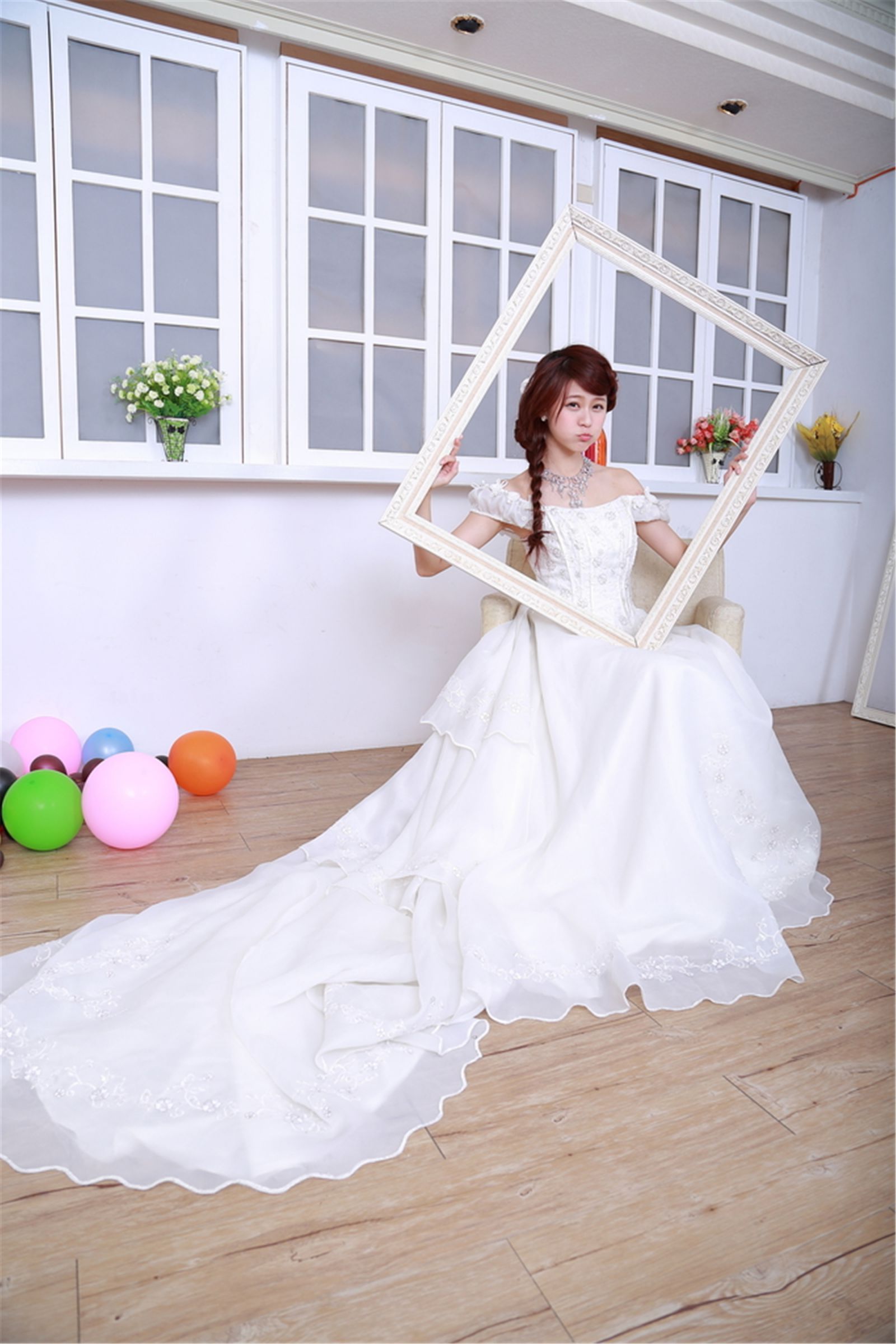 台湾清纯妹子白白/李依璇《机电系女孩婚纱棚拍》_第5张