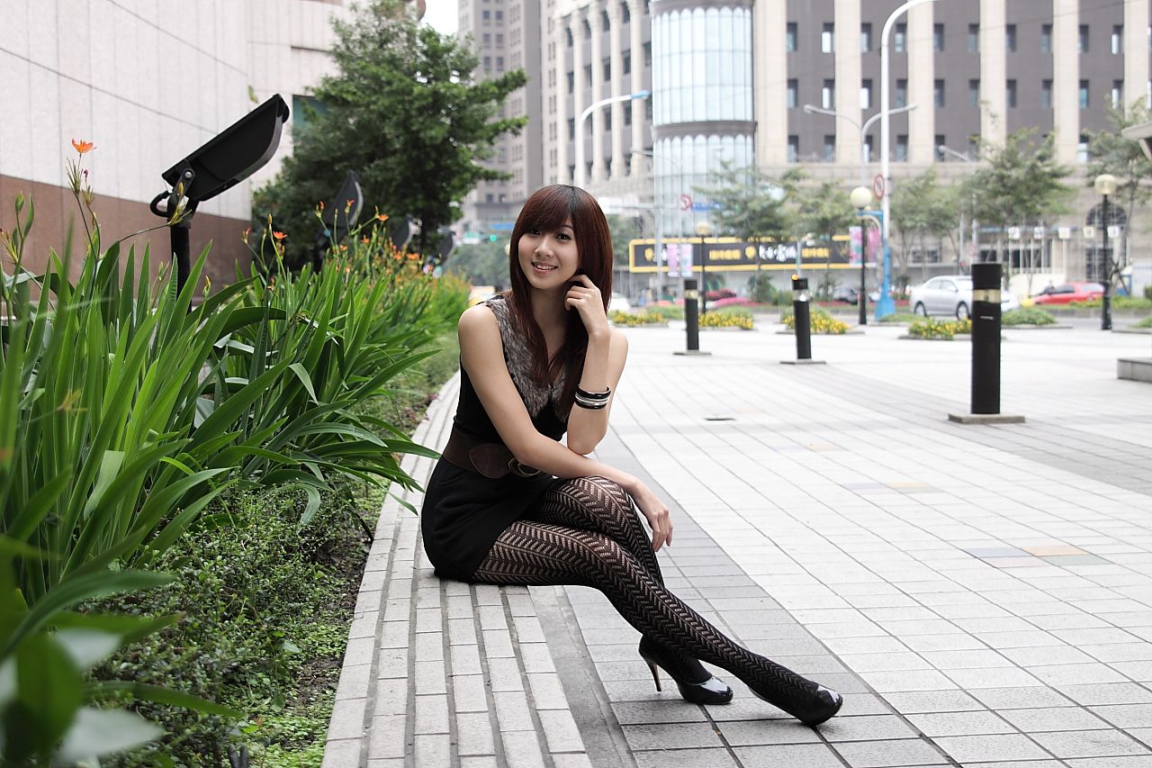 台湾清纯美女Angel《黑丝街拍图片》写真合集_第1张