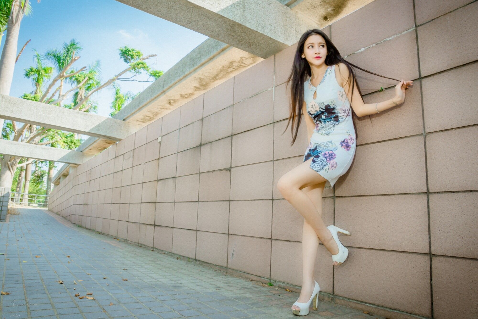 [台湾网红美女] 詹艾葳Avril《黑白双色女神街拍》_第1张