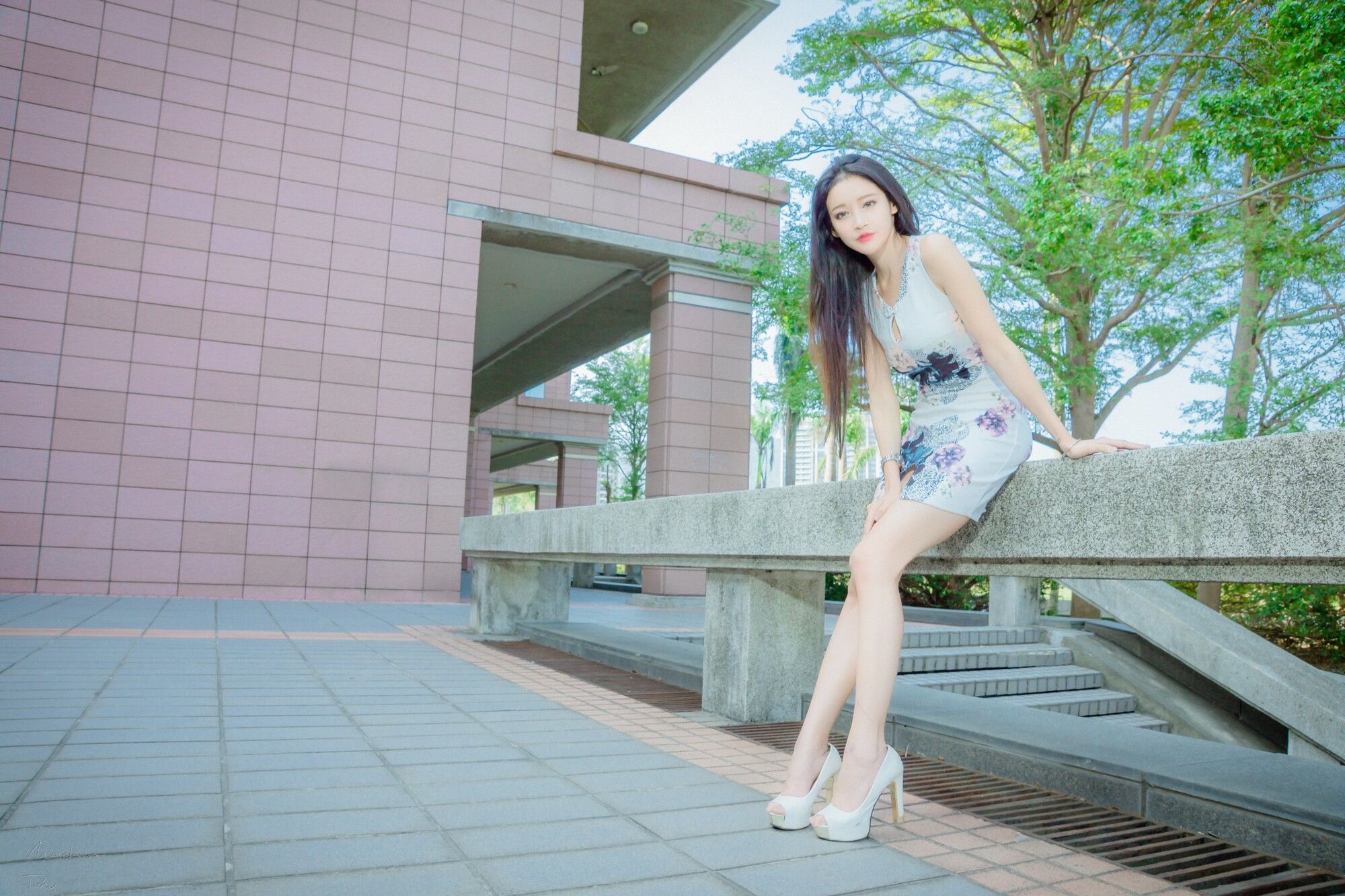 [台湾网红美女] 詹艾葳Avril《黑白双色女神街拍》_第3张