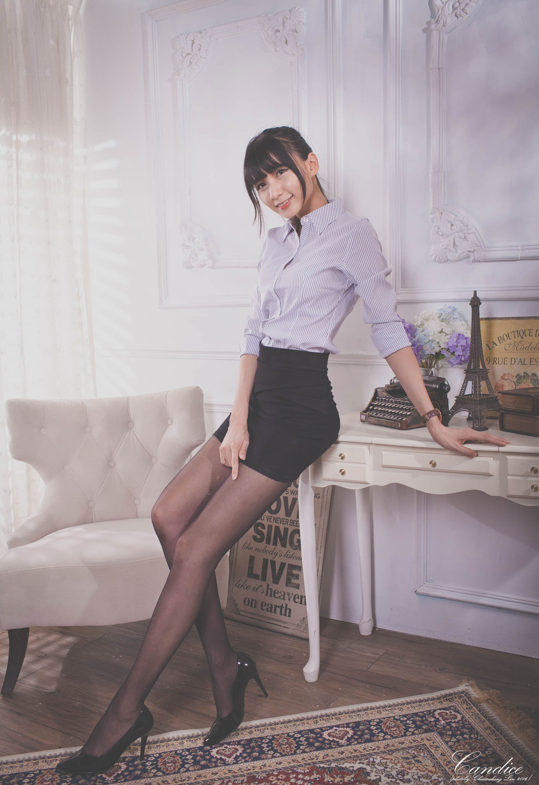 [台湾正妹] 蔡译心 - 棚拍黑丝制服美腿_第3张