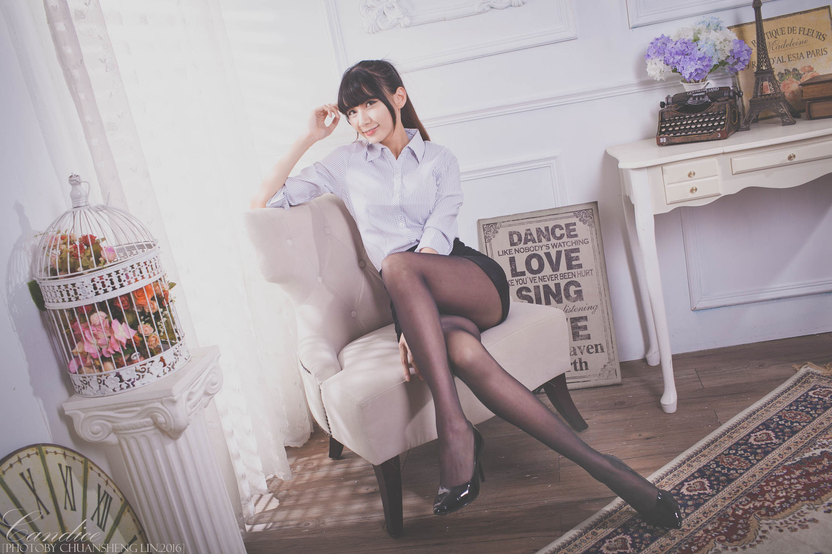 [台湾正妹] 蔡译心 - 棚拍黑丝制服美腿_第5张