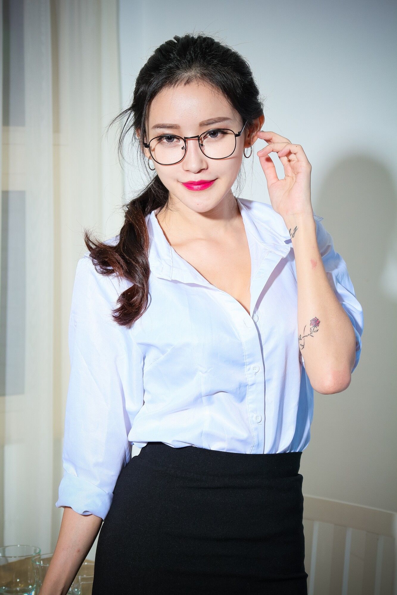 [台湾网红美女] 艾葳Avril《性感OL黑丝与包臀内衣美胸秀》_第1张