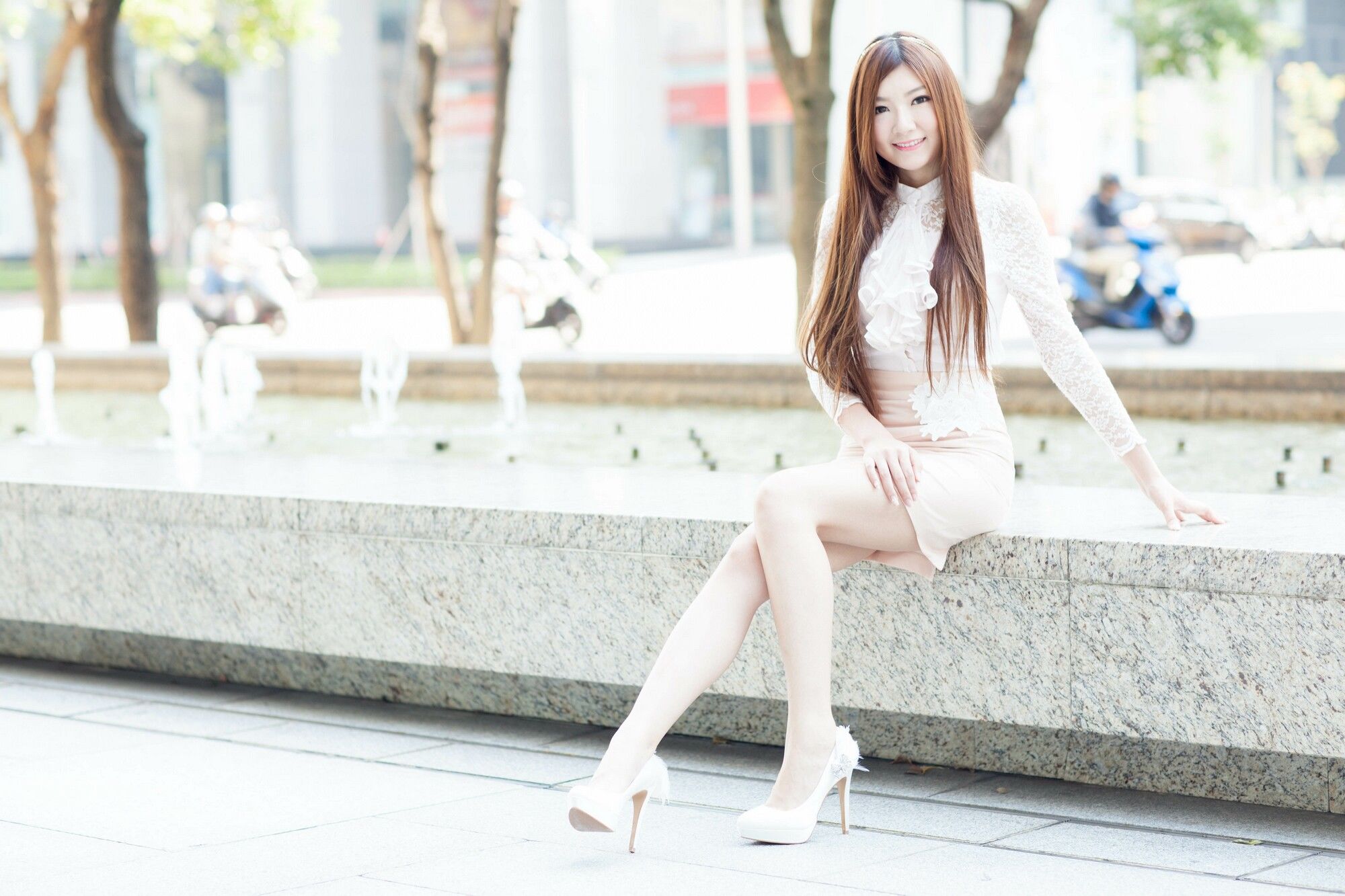 [台湾正妹] Michelle小羽《信義區街拍 蕾丝+包臀短裙》_第1张