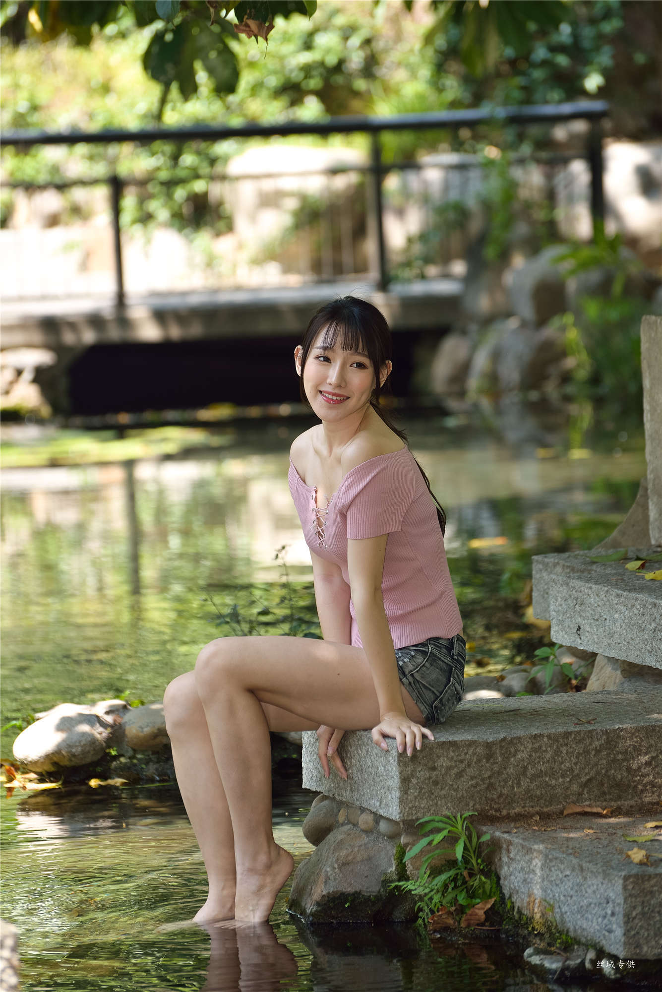 [台湾正妹] 比比 國美.時裝 热裤街拍_第1张