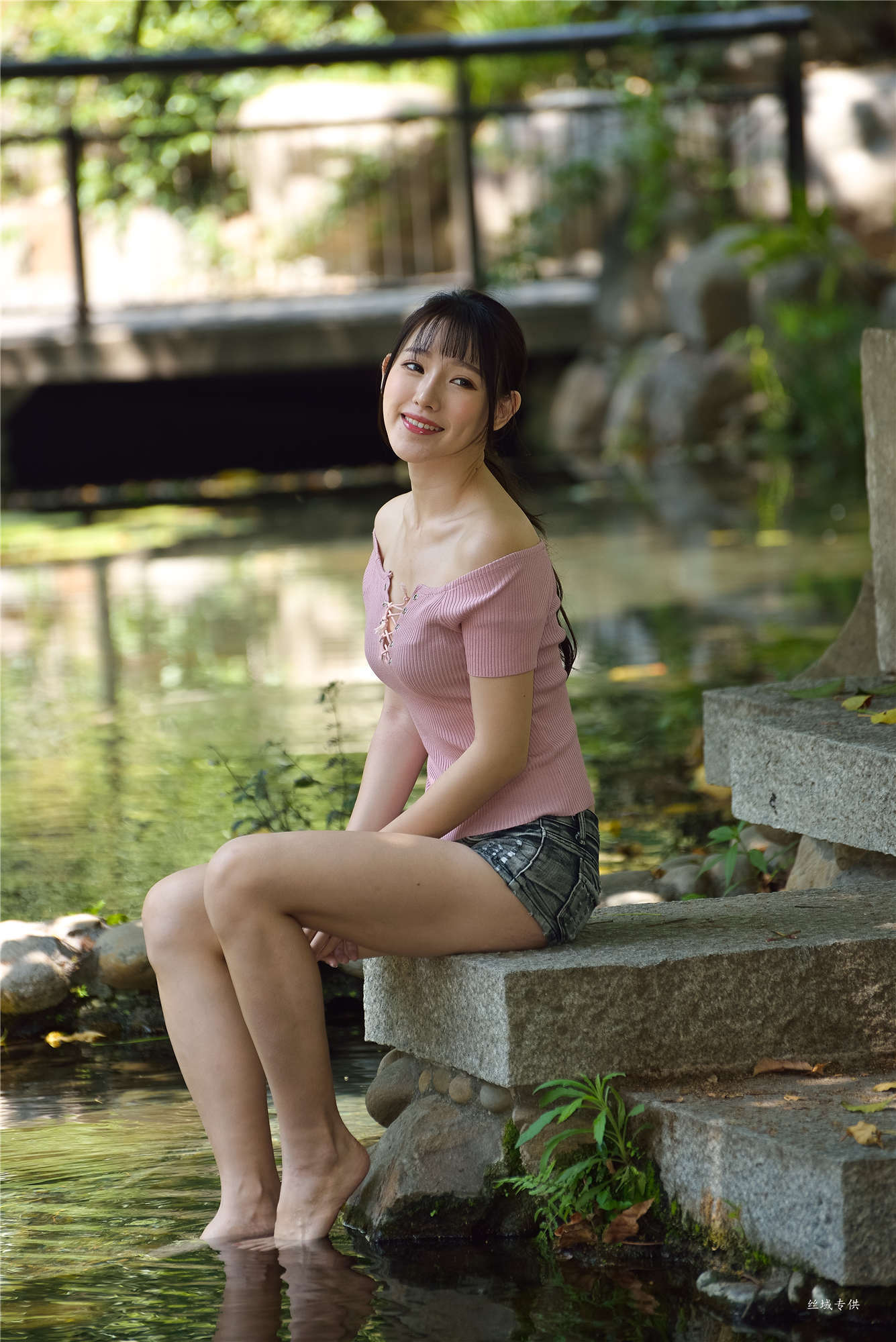 [台湾正妹] 比比 國美.時裝 热裤街拍_第2张