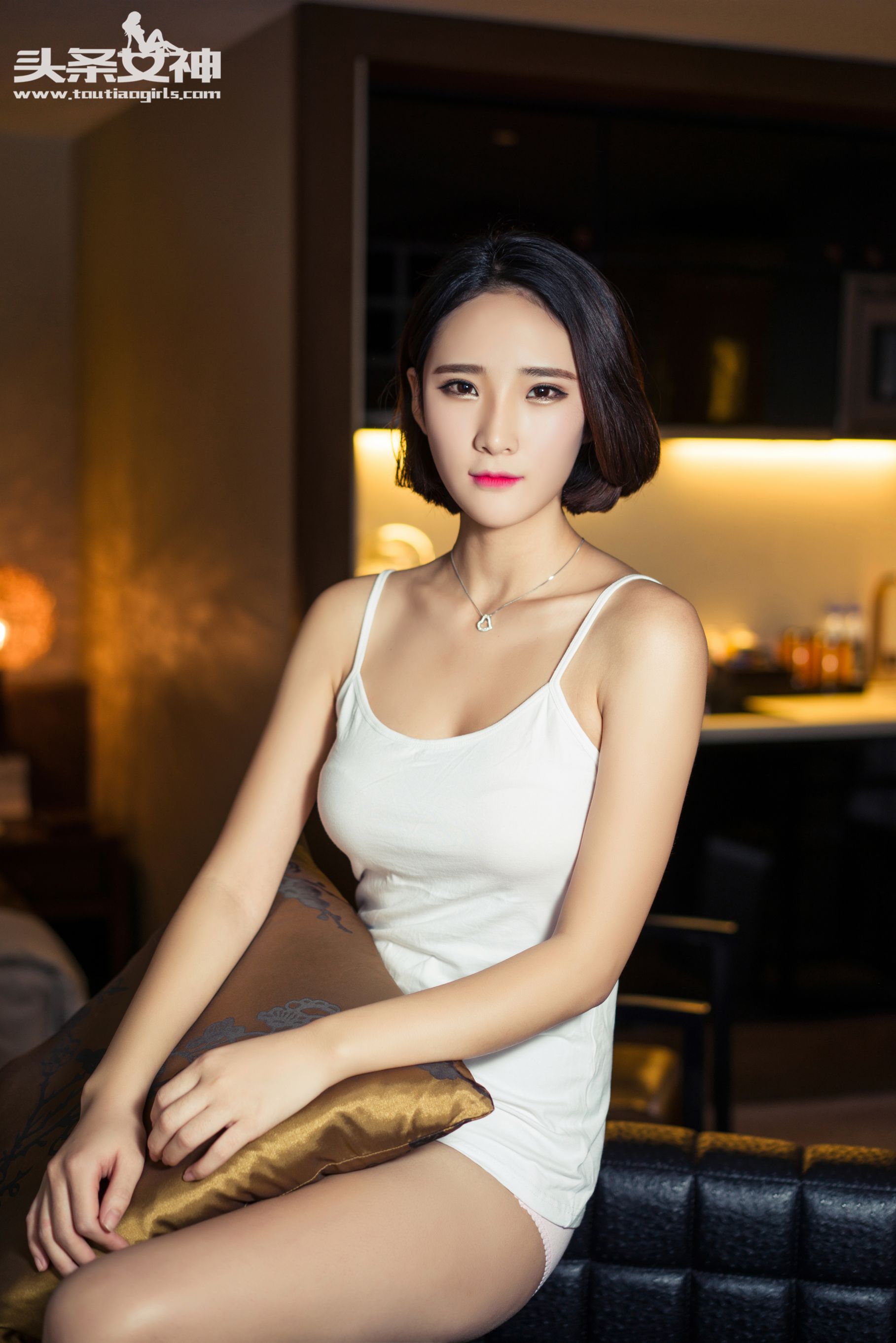 秦若兮《芊芊玉足 黄昏的邂诟》 [头条女神]_第1张