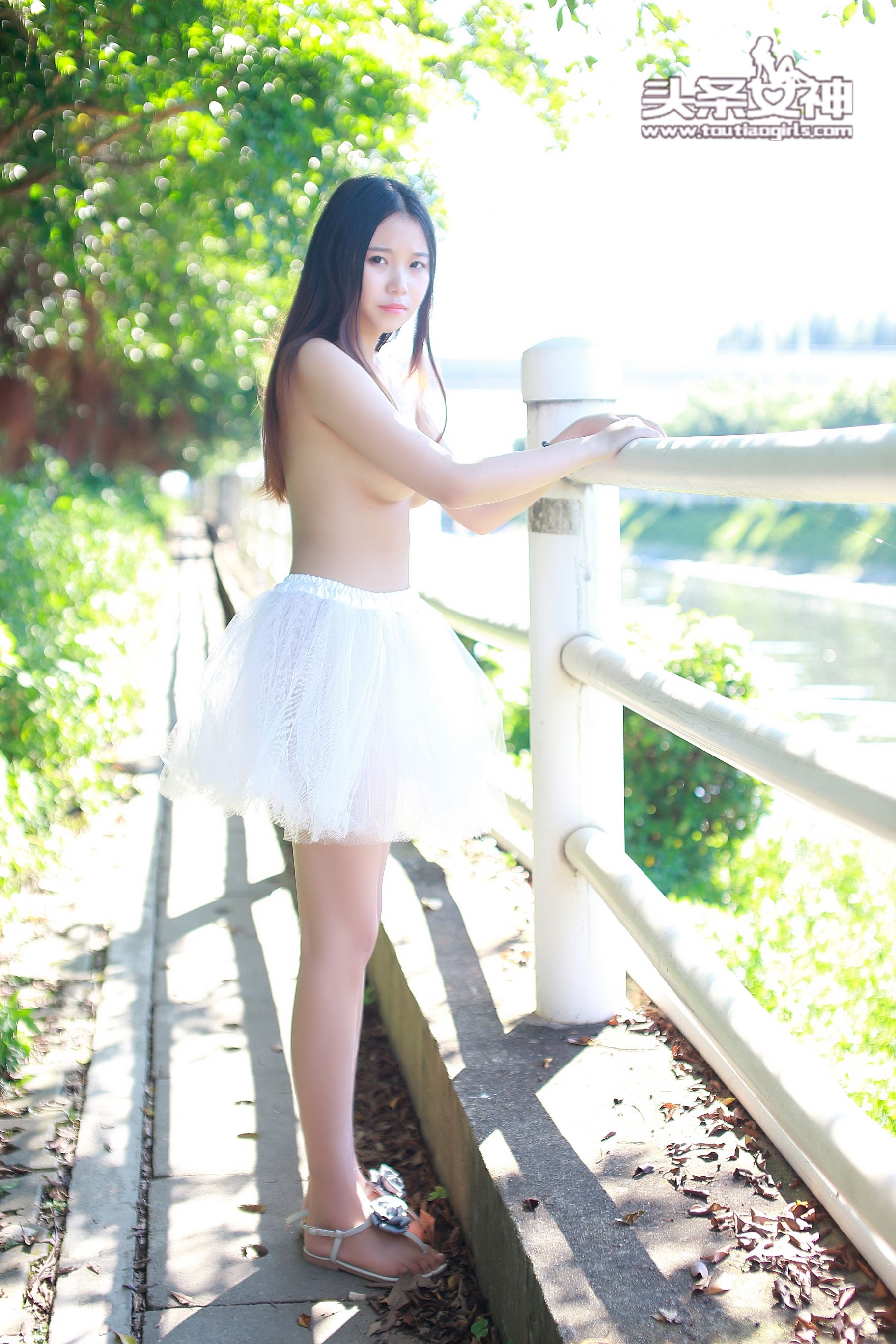 小雨《野外极致露出》 [头条女神]_第1张