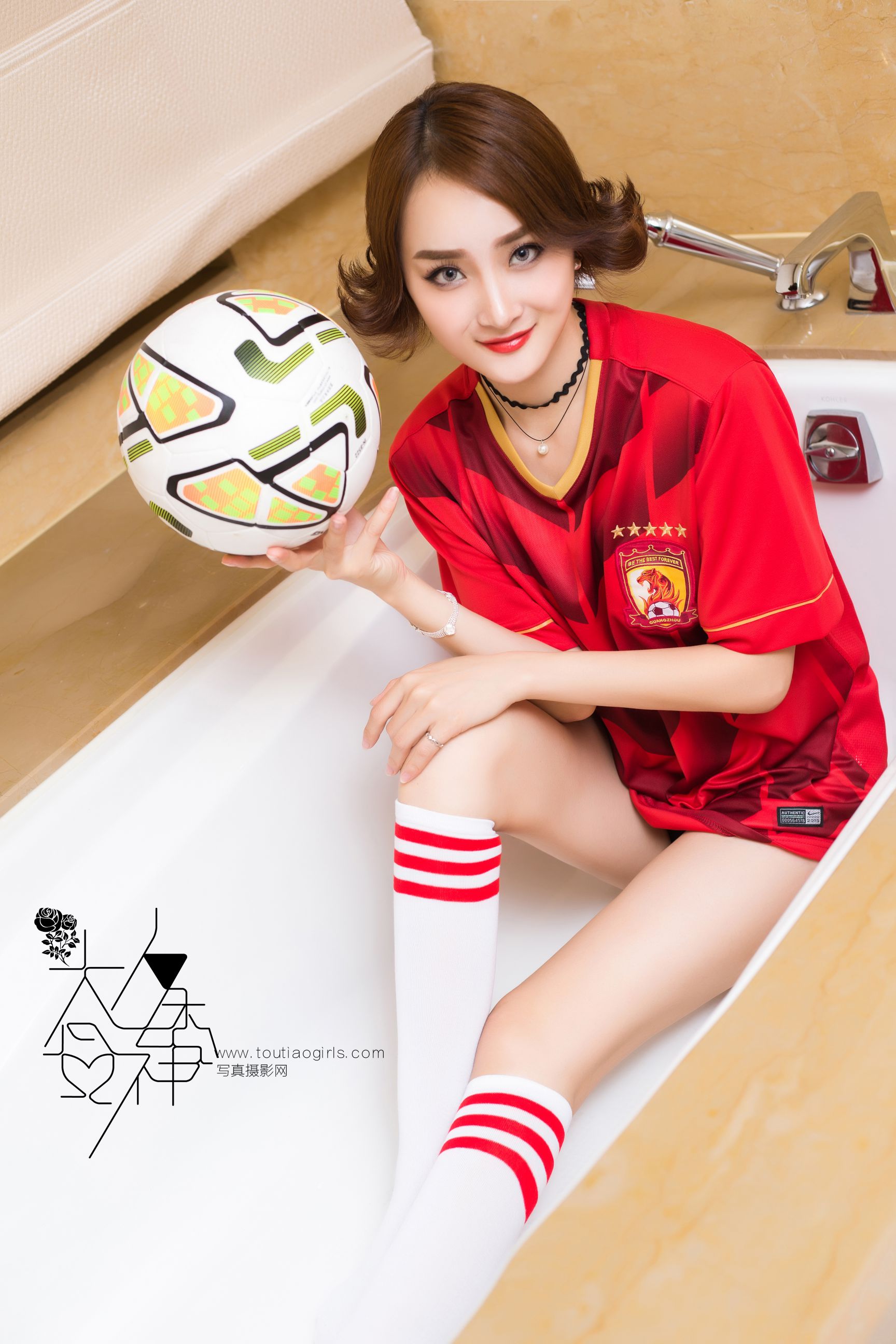 周夕爱《小红魔宝宝 致敬曼联》 [头条女神]_第3张