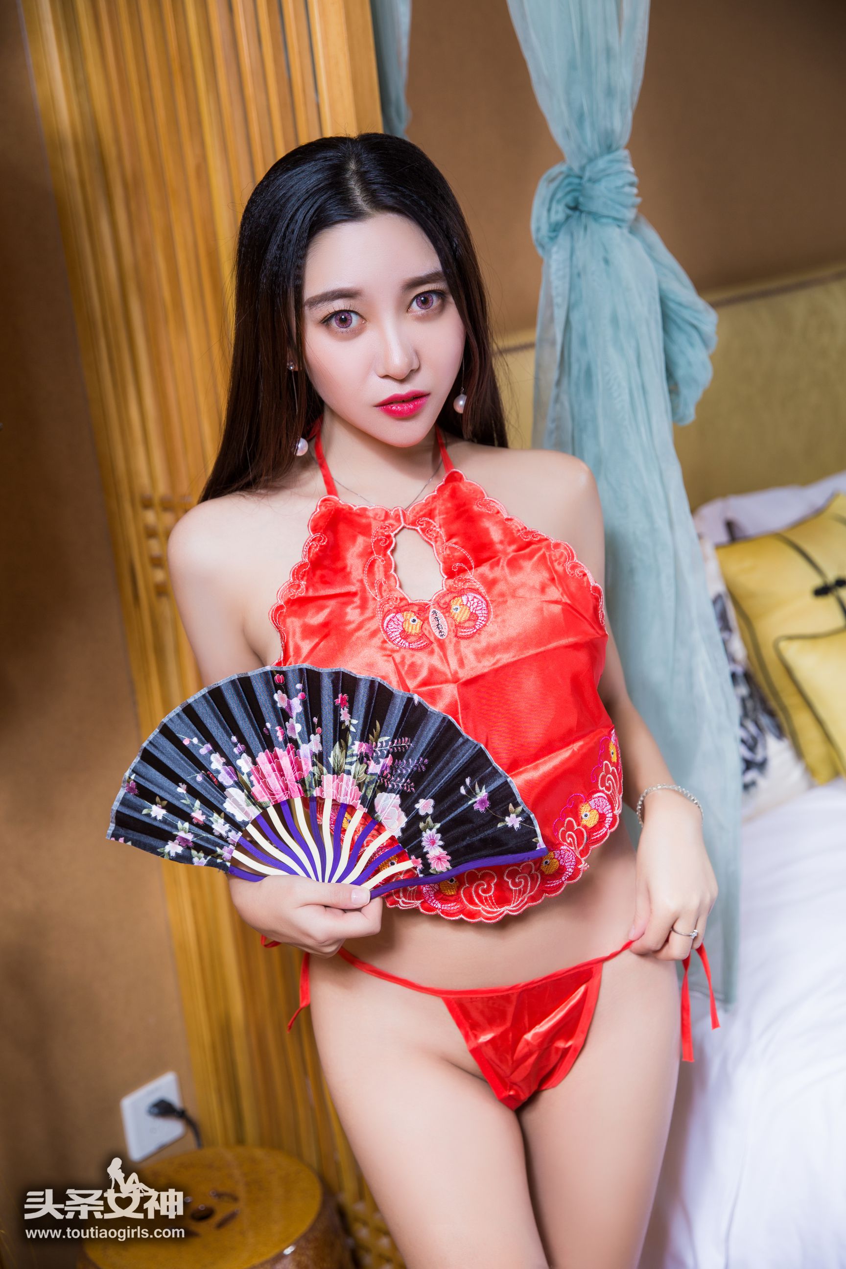 李梓熙《蜜汁痴女 红肚兜》 [头条女神] VIP专享_第1张