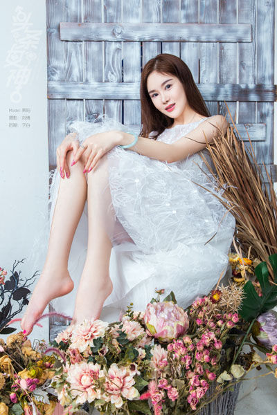 [头条女神TouTiao]  易阳 我的花漾年华_第1张