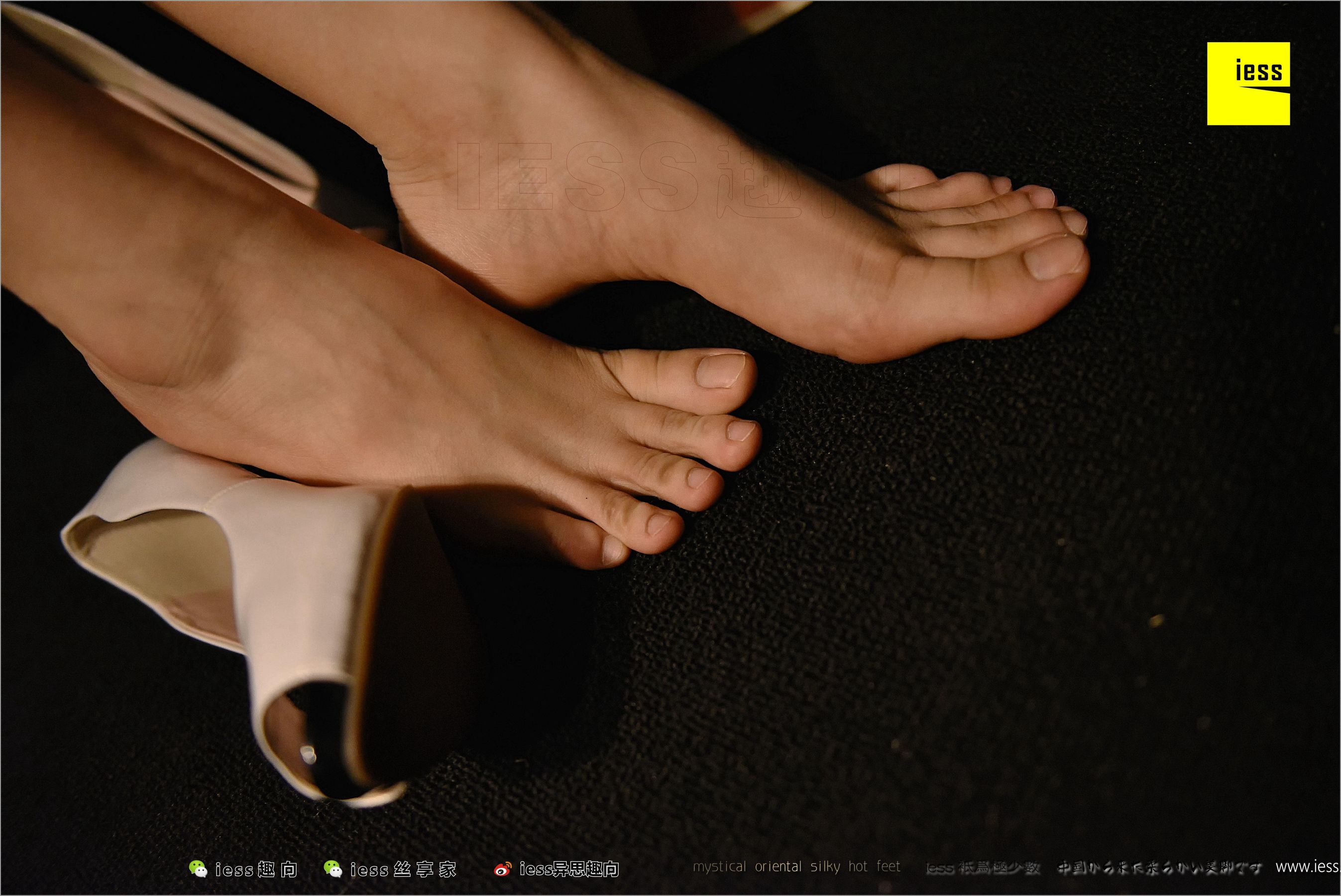 Julia君君《台灯下的裸足》 [异思趣向IESS] 丝足便当219_第1张