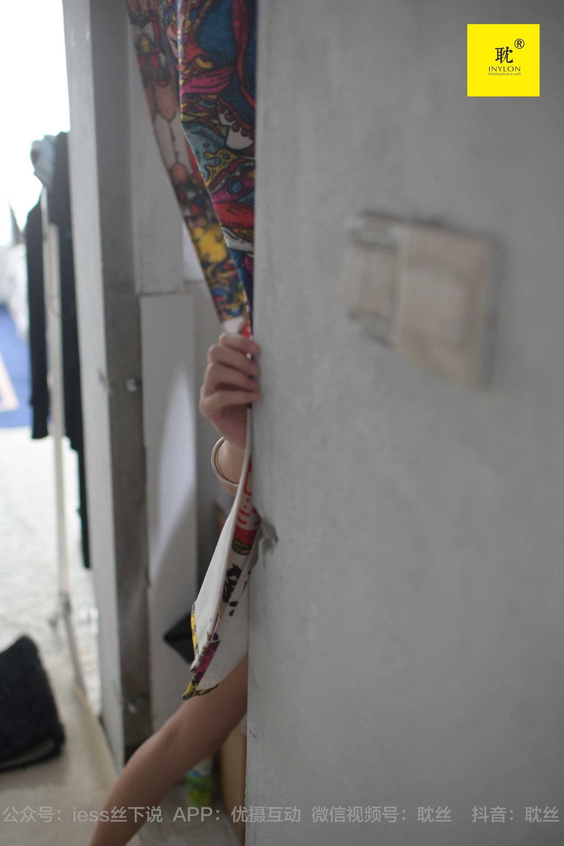 [IESS异思趣向]第N种幻想 孤单的周末① 小六 小裙子+鱼嘴鞋+穿鞋玩水_第4张