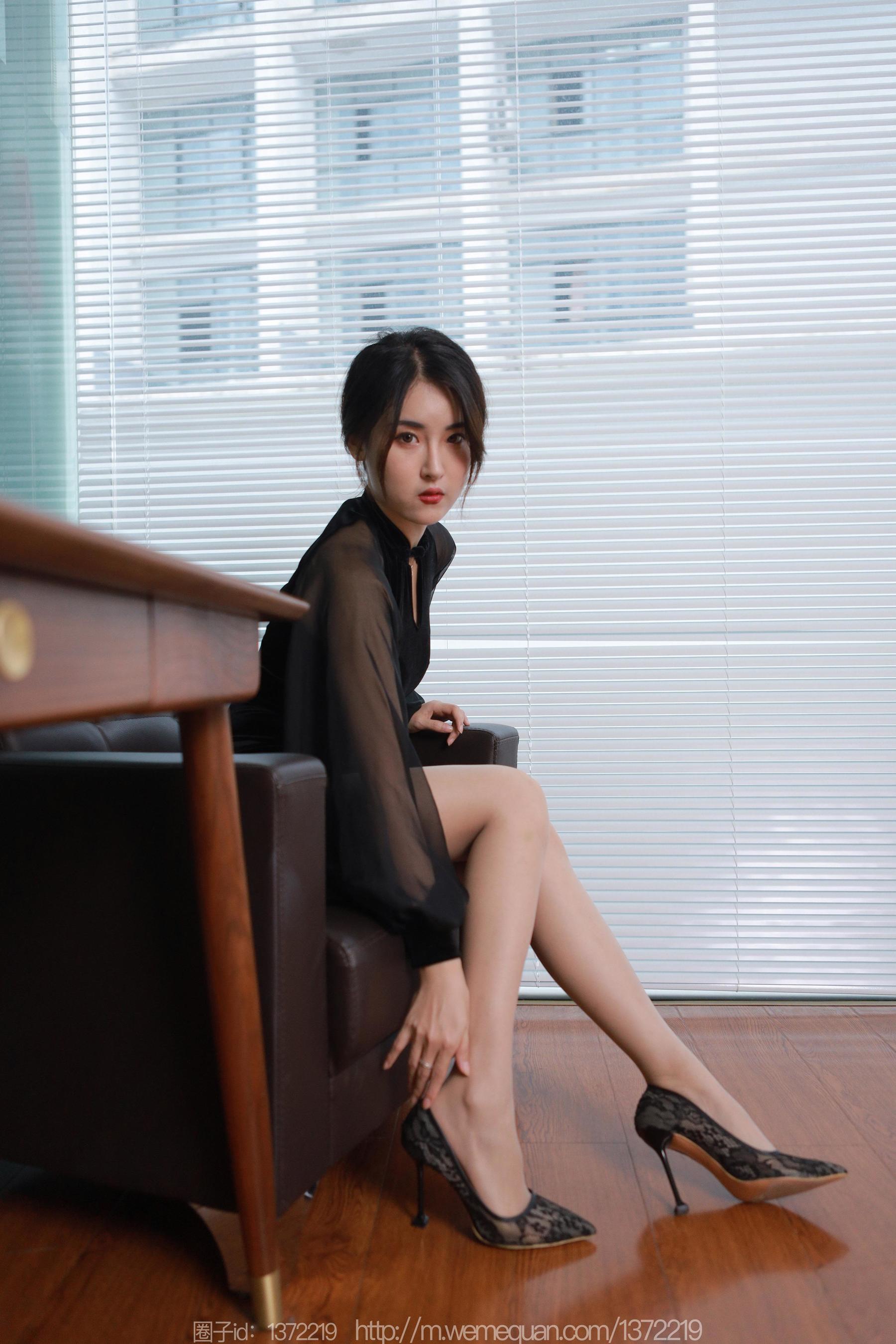 IESS异思趣向 - 模特：小宝 《黑色旗袍白纸扇》_第2张