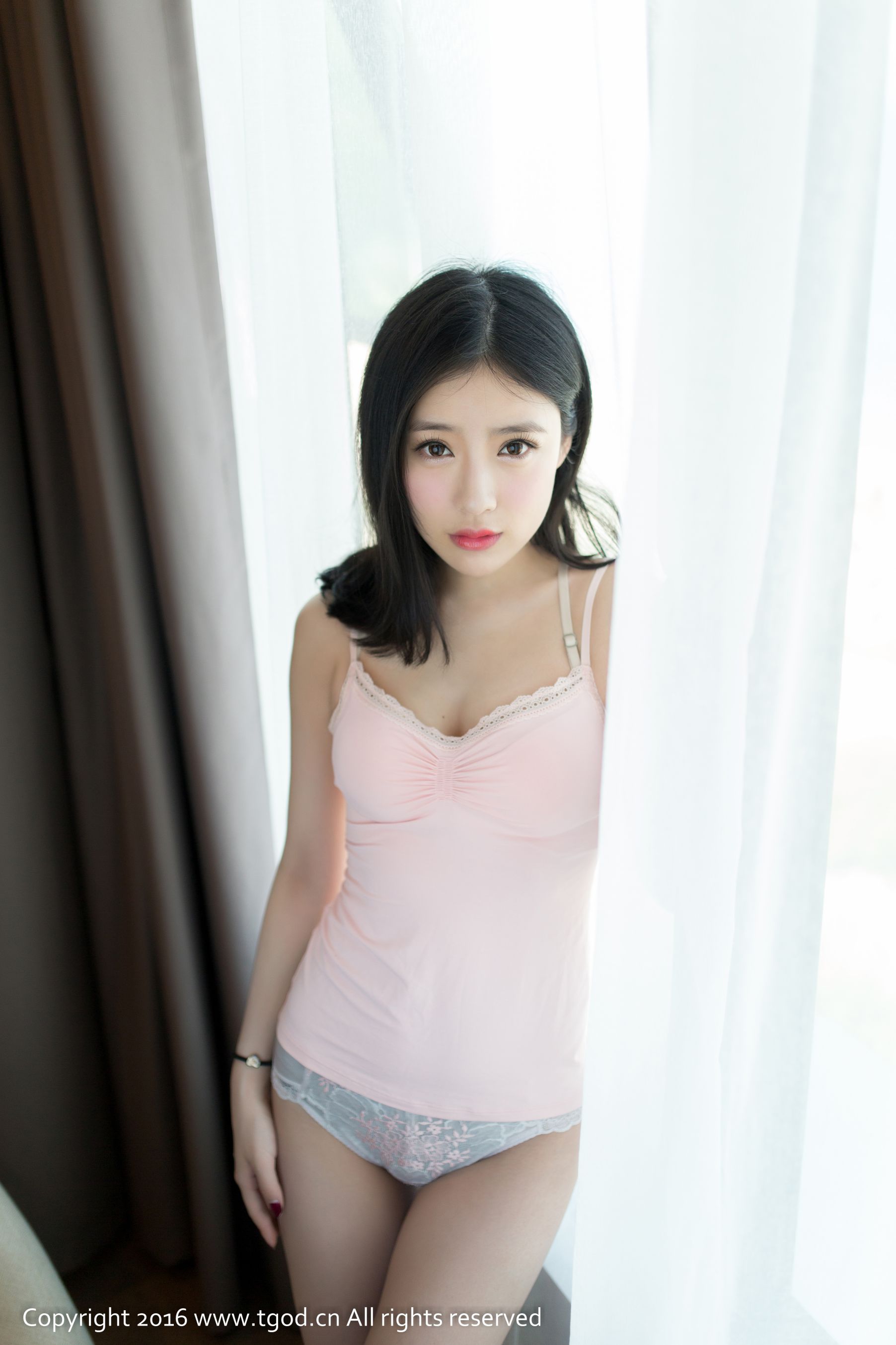 施忆佳KITTY酱《粉色吊带小短裙》 [推女神/尤蜜荟]_第1张