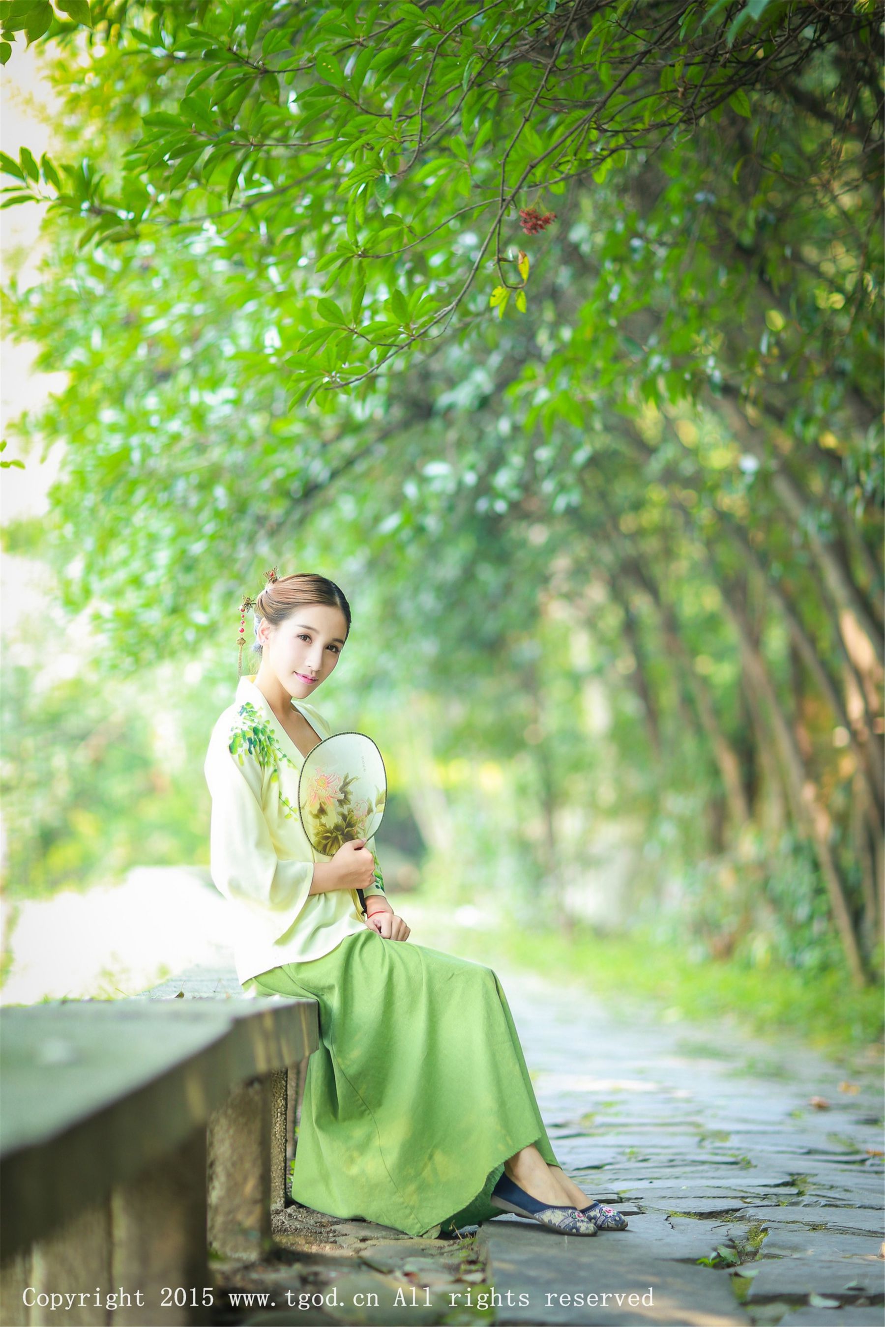 艾希ICE《女神身着清新汉服 从湖畔缓缓走来》 [TGOD推女神] 写真集_第1张