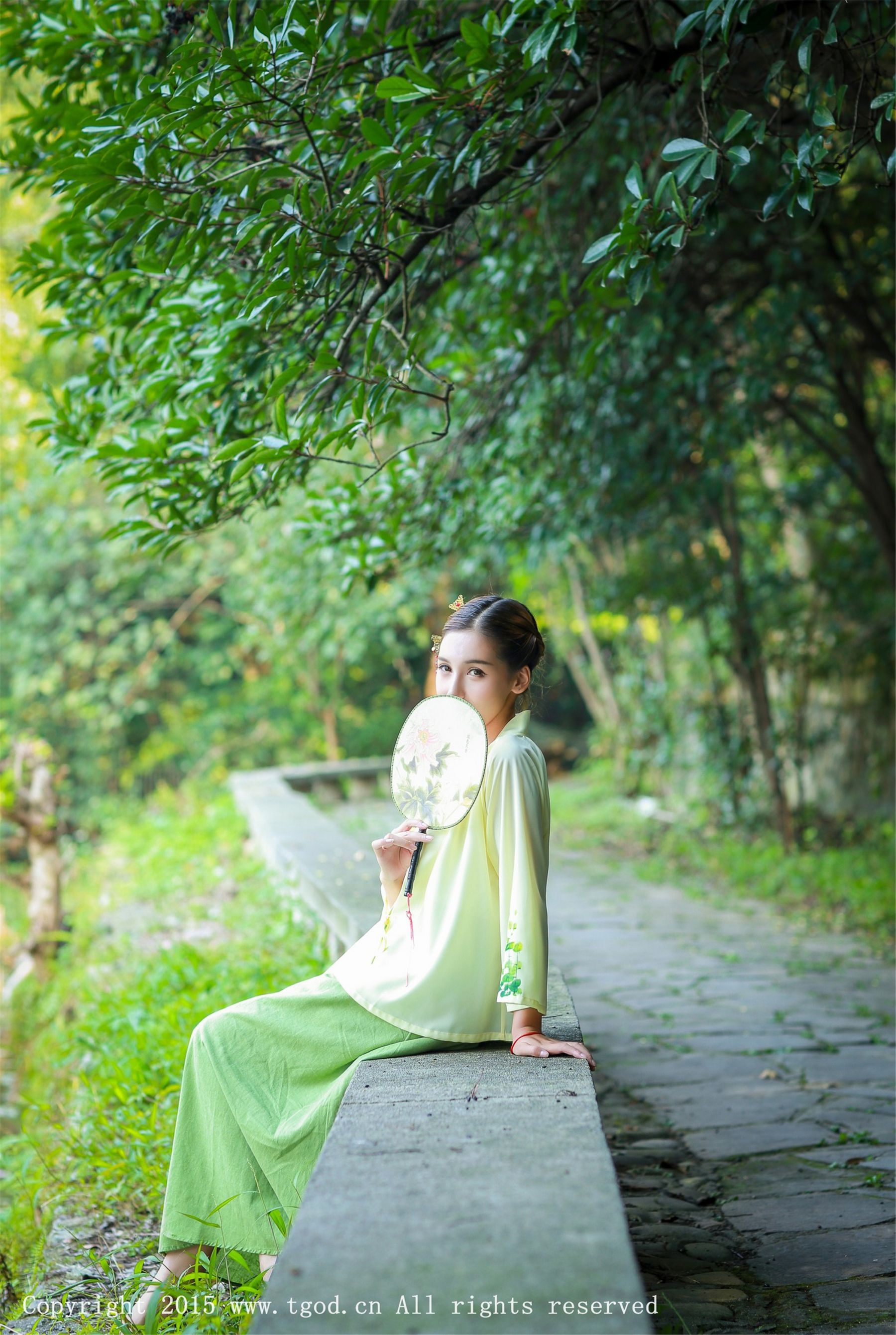 艾希ICE《女神身着清新汉服 从湖畔缓缓走来》 [TGOD推女神] 写真集_第3张