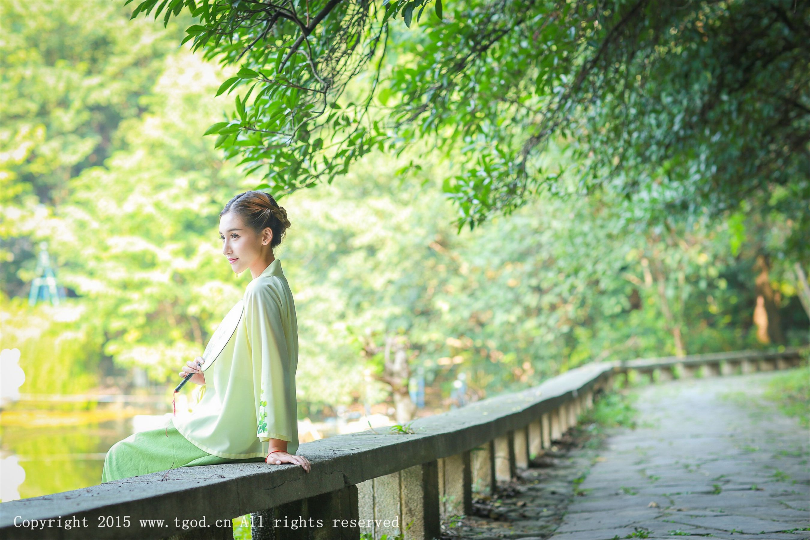 艾希ICE《女神身着清新汉服 从湖畔缓缓走来》 [TGOD推女神] 写真集_第5张